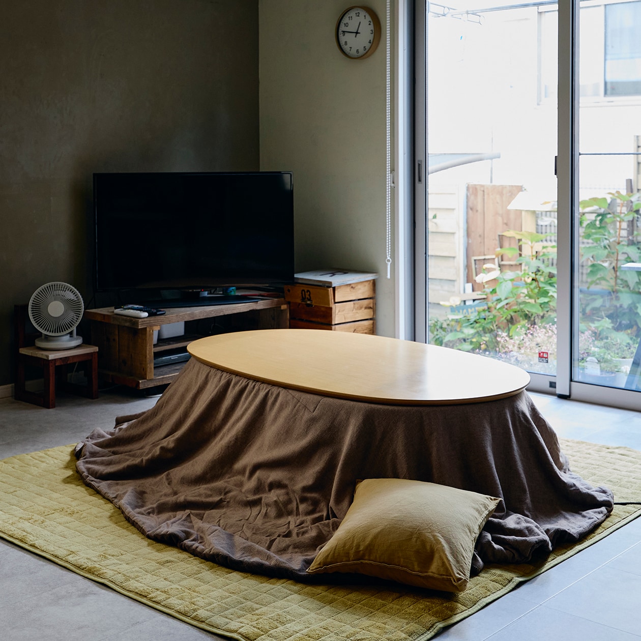 DIYを重ね、大胆につくり替えられてきた部屋 ｜ こたつにもなる ローテーブル、スチール ユニットシェルフ_3f3Xjl