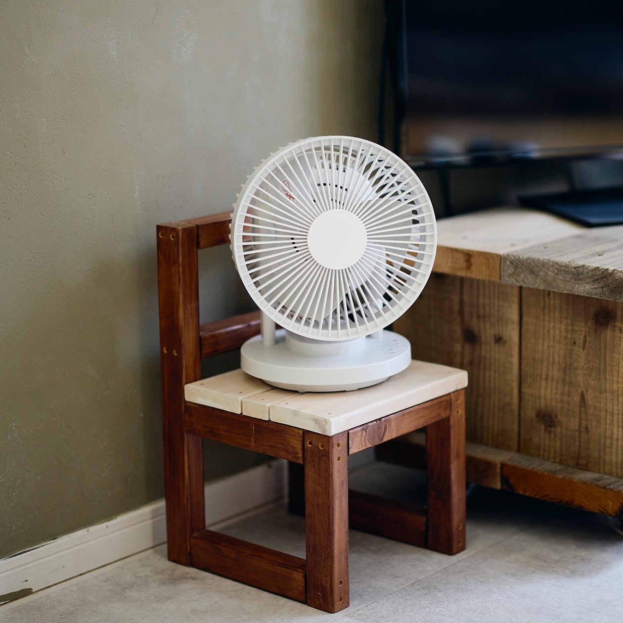 DIYを重ね、大胆につくり替えられてきた部屋 ｜ こたつにもなる ローテーブル、スチール ユニットシェルフ_MjWh4d