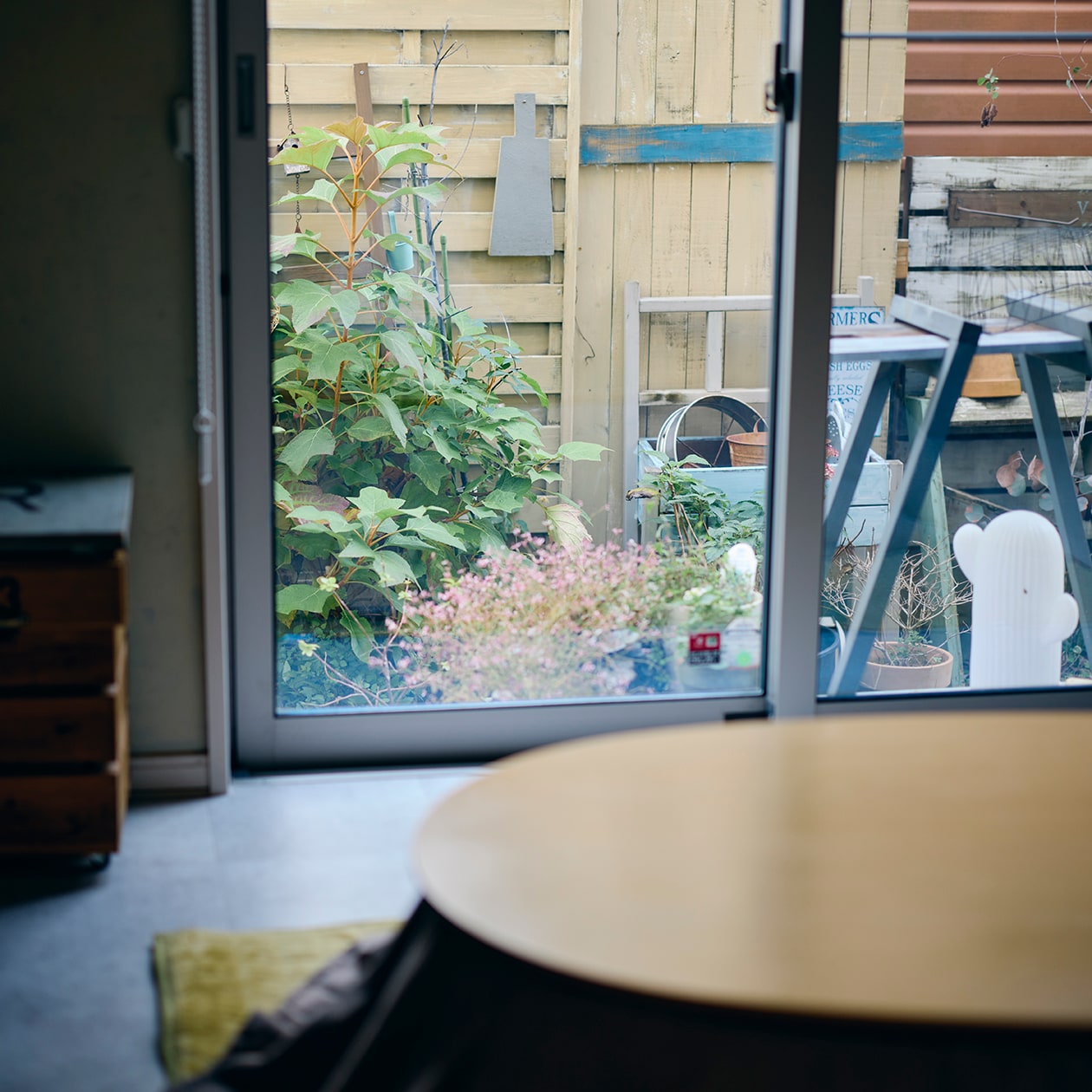 DIYを重ね、大胆につくり替えられてきた部屋 ｜ こたつにもなる ローテーブル、スチール ユニットシェルフ_a5h0Vs