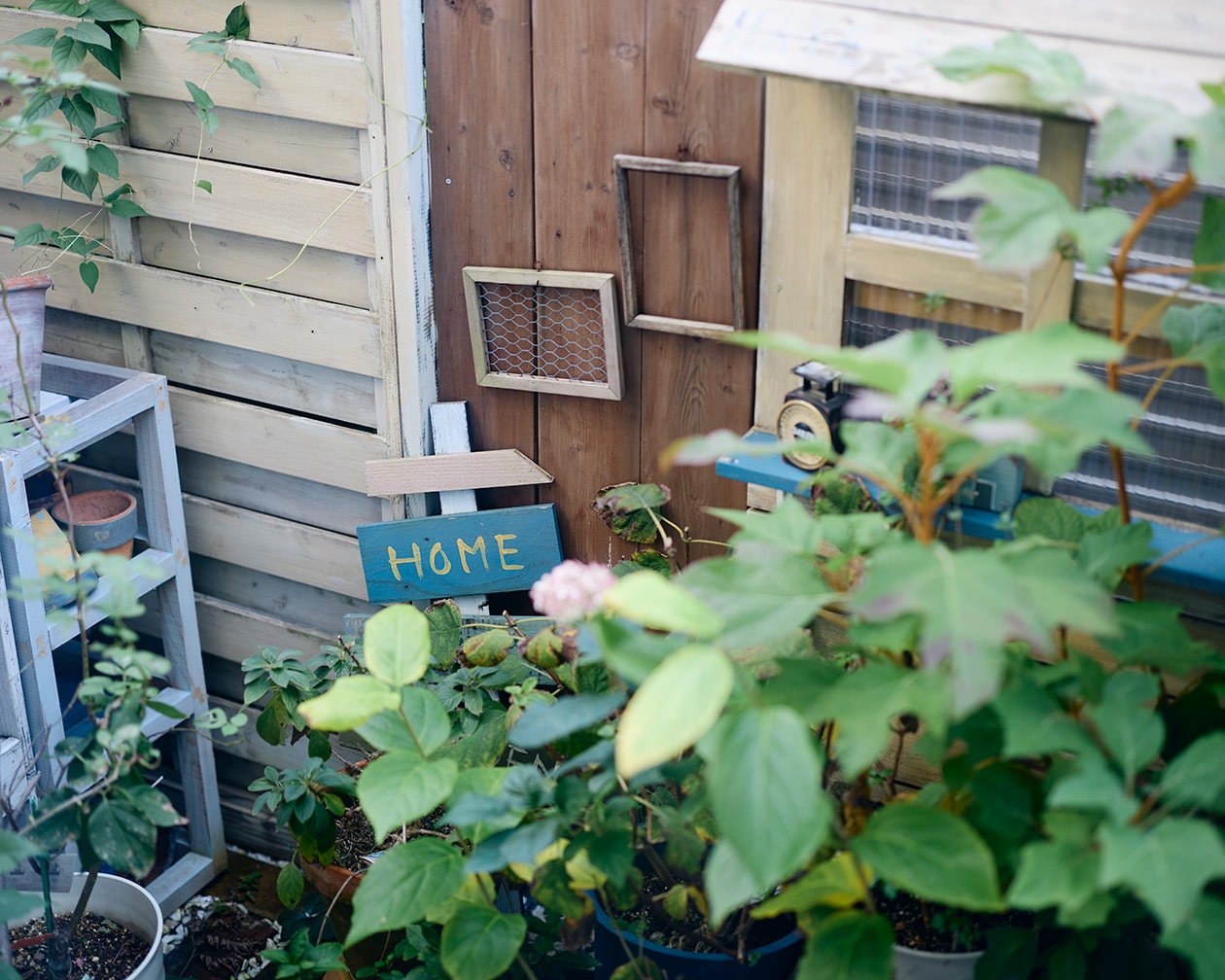 DIYを重ね、大胆につくり替えられてきた部屋 ｜ こたつにもなる ローテーブル、スチール ユニットシェルフ_1tCOHv