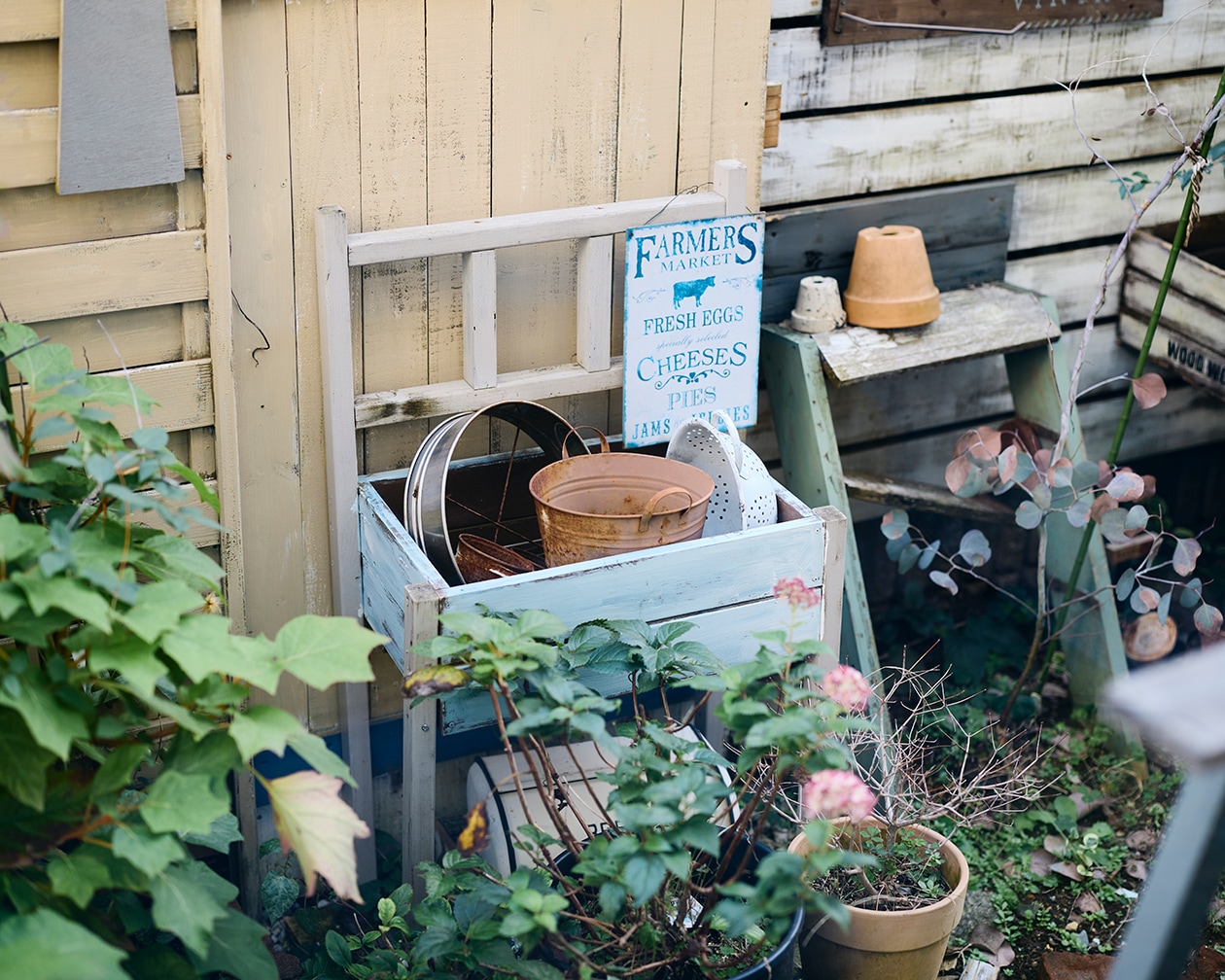 DIYを重ね、大胆につくり替えられてきた部屋 ｜ こたつにもなる ローテーブル、スチール ユニットシェルフ_EDbmC9