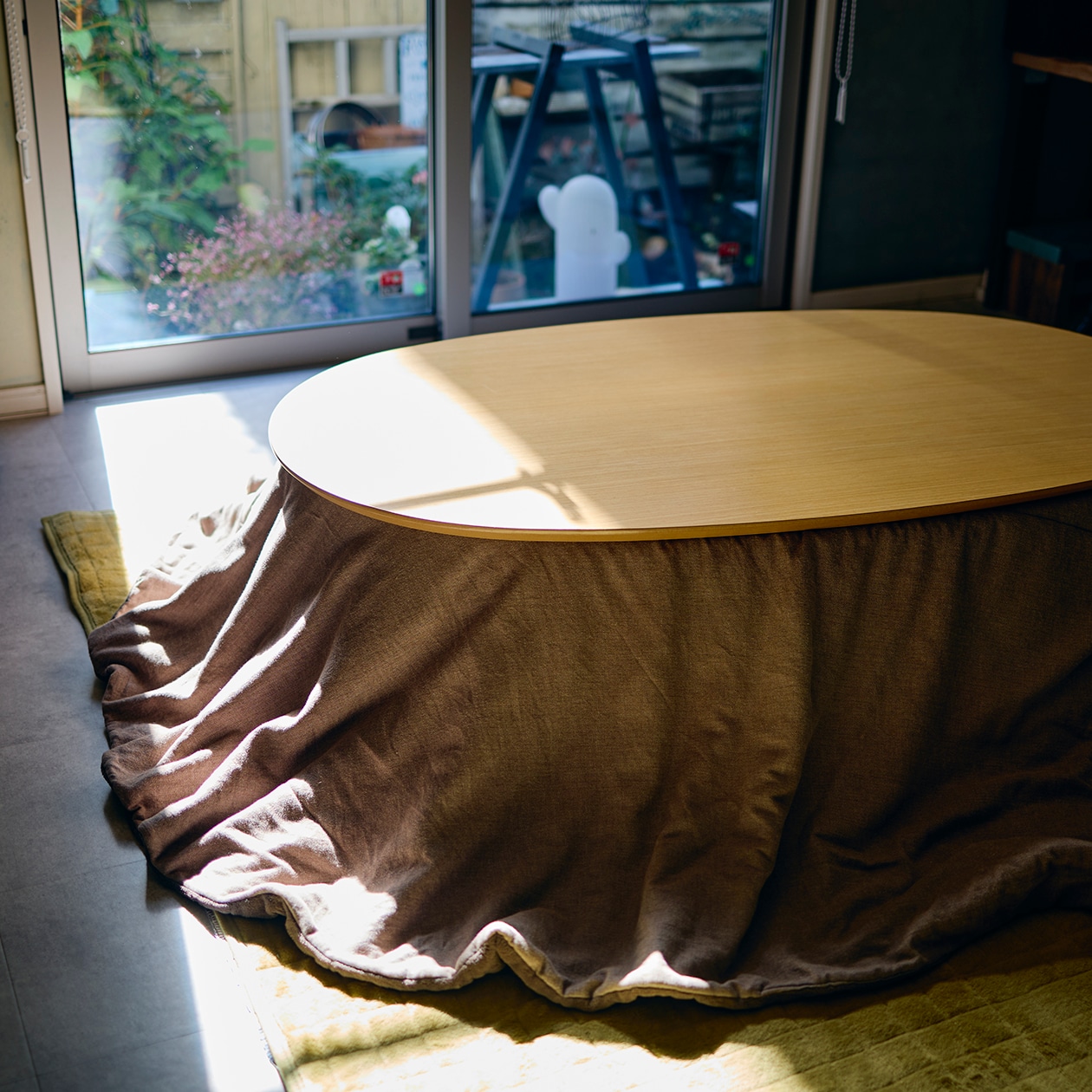 DIYを重ね、大胆につくり替えられてきた部屋 ｜ こたつにもなる ローテーブル、スチール ユニットシェルフ_PYjr3l