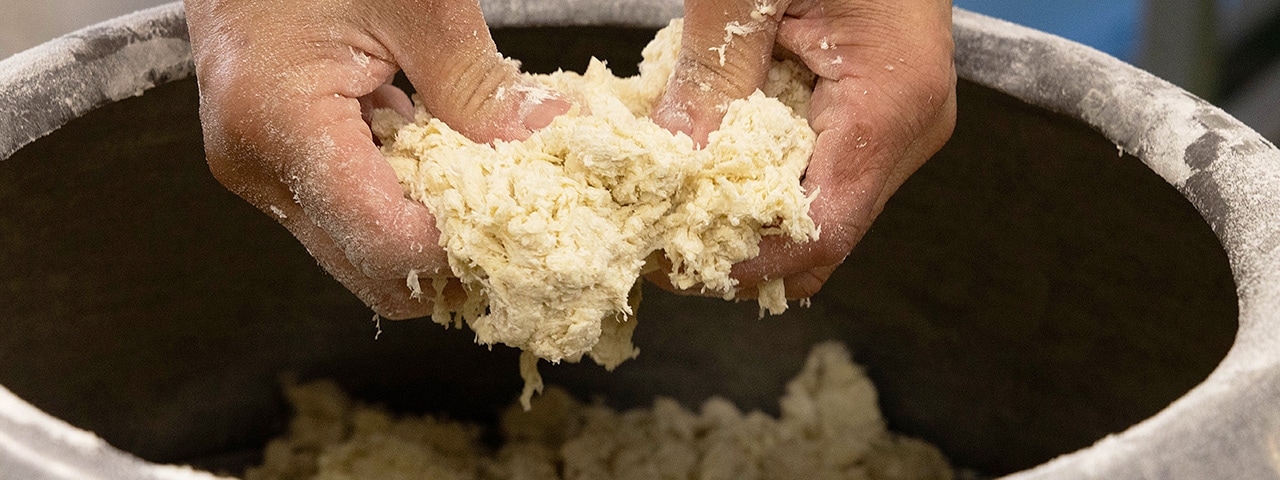 記事内画像：001 手のぬくもりで生まれるお麩と麩菓子【麩屋銀】