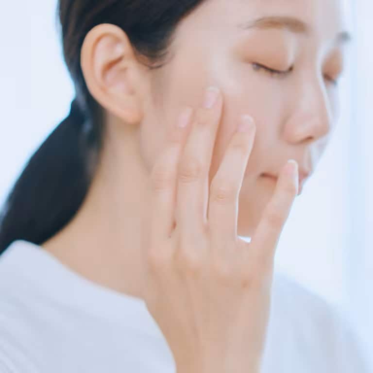 肌の手触りを確認する女性