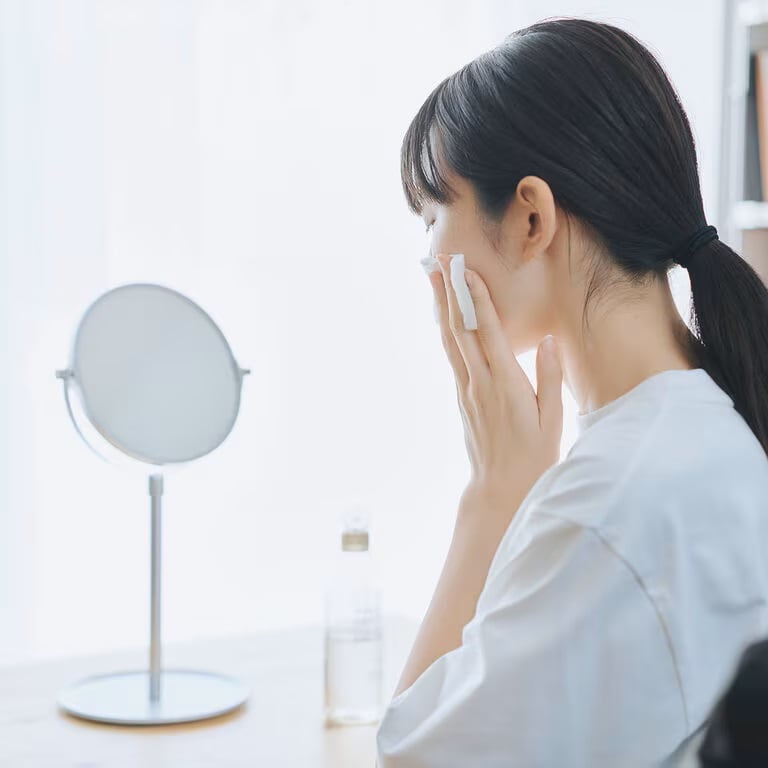 スキンケアをしている女性
