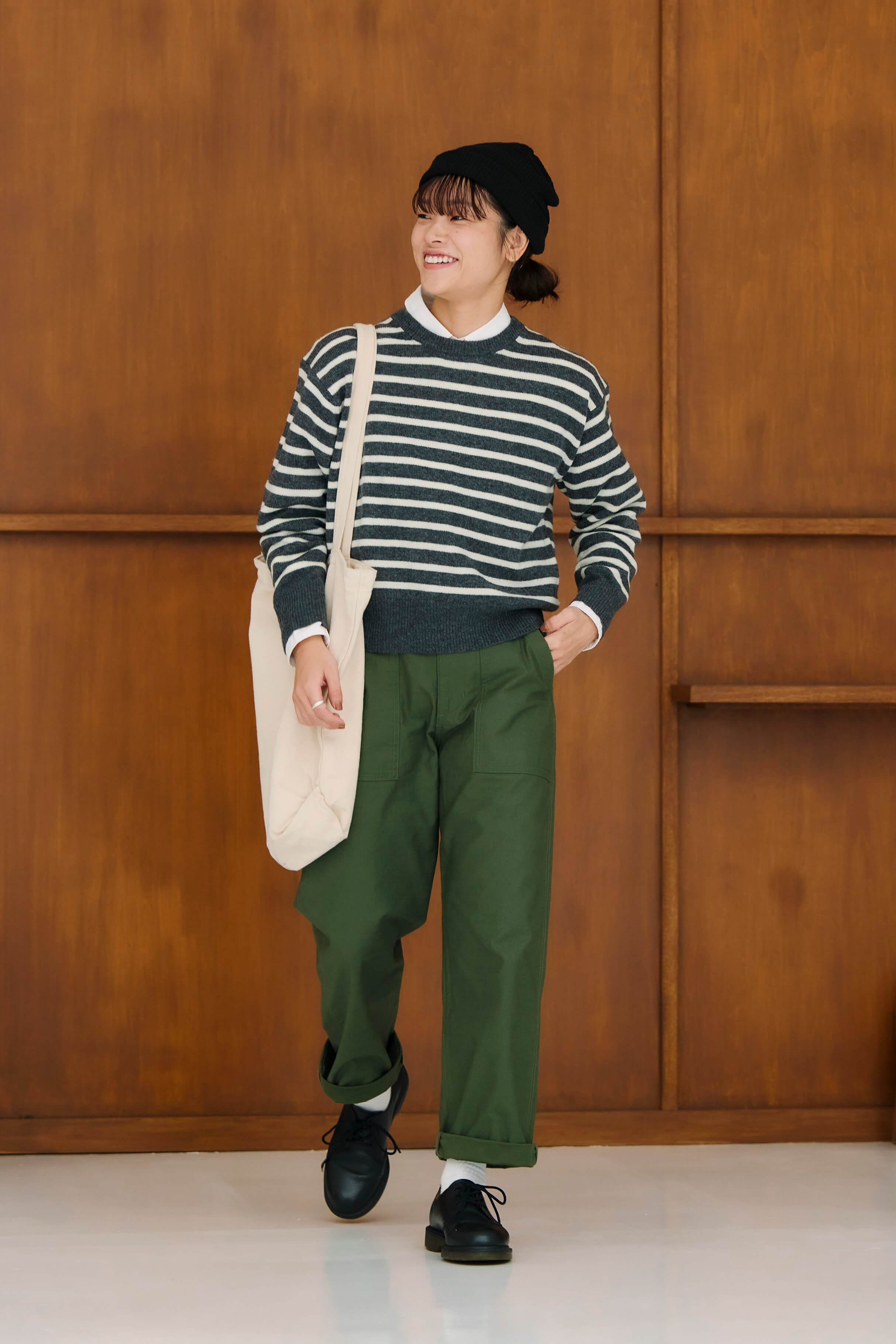 スタッフのリアルな着こなし ｜ 洗えるウール クルーネックセーター_9Ju985