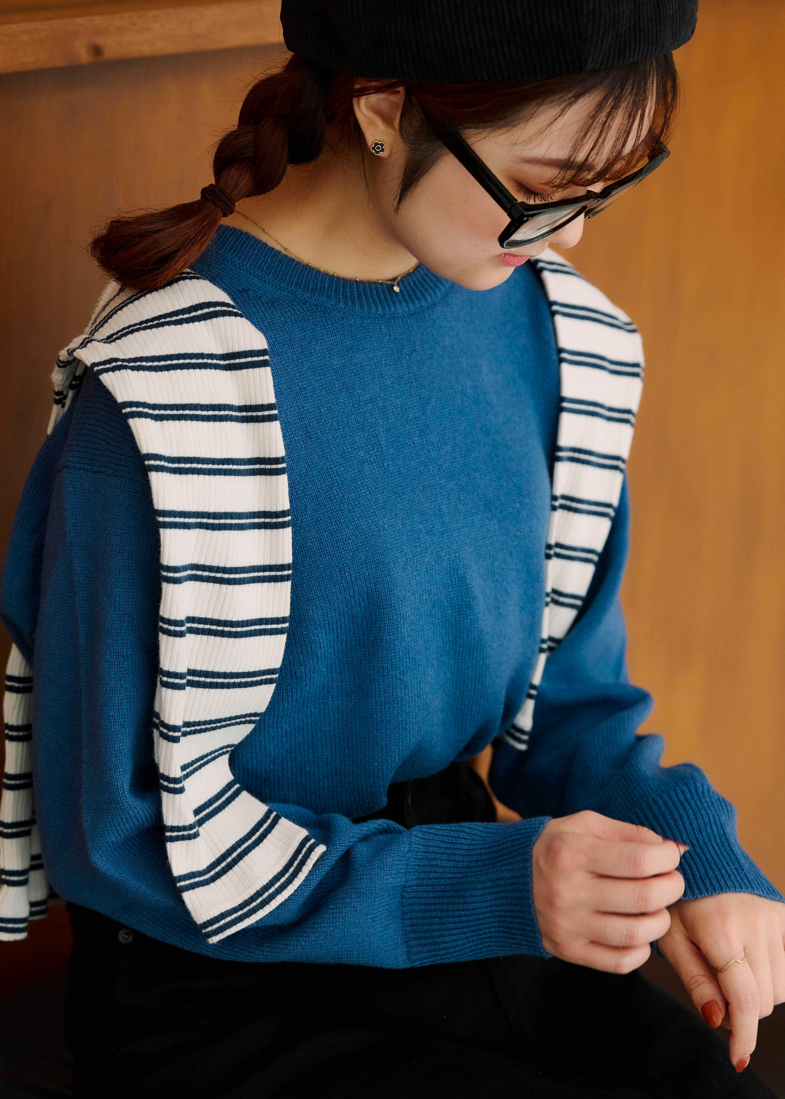 スタッフのリアルな着こなし ｜ 洗えるウール クルーネックセーター_VV4TYA