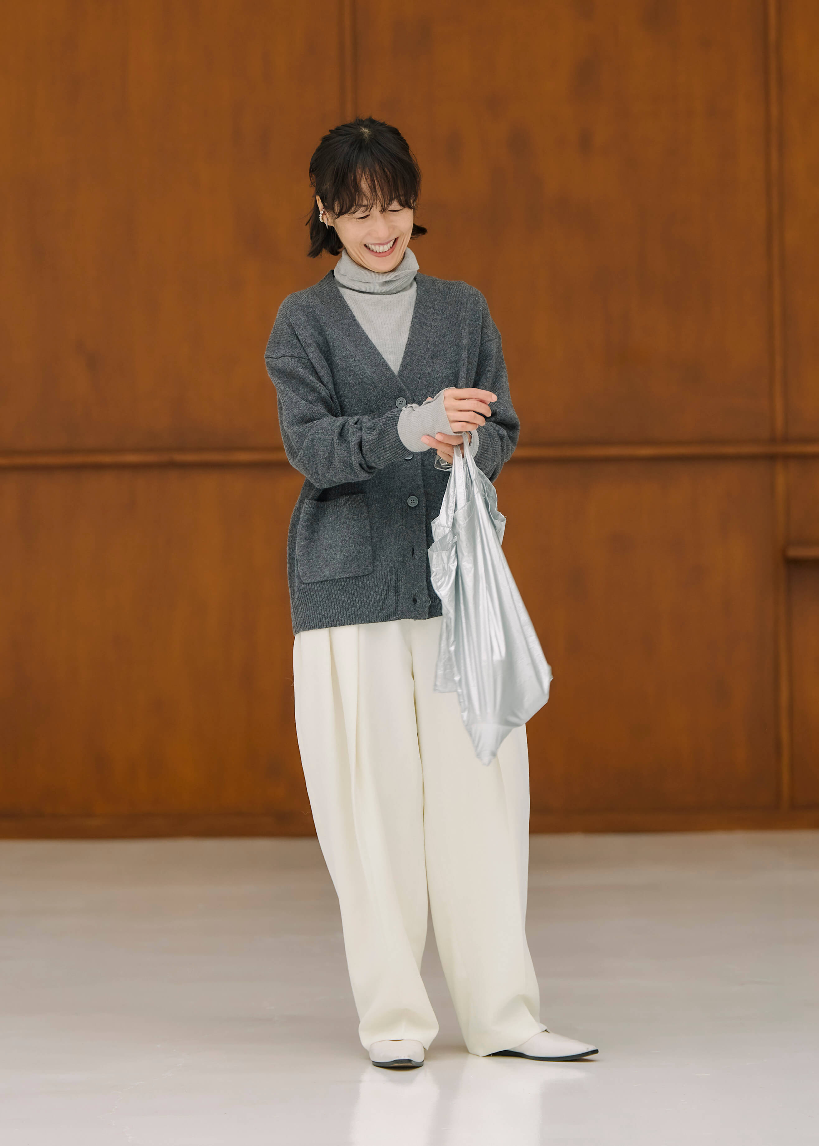 スタッフのリアルな着こなし ｜ 洗えるウール Vネックカーディガン_T2z65c