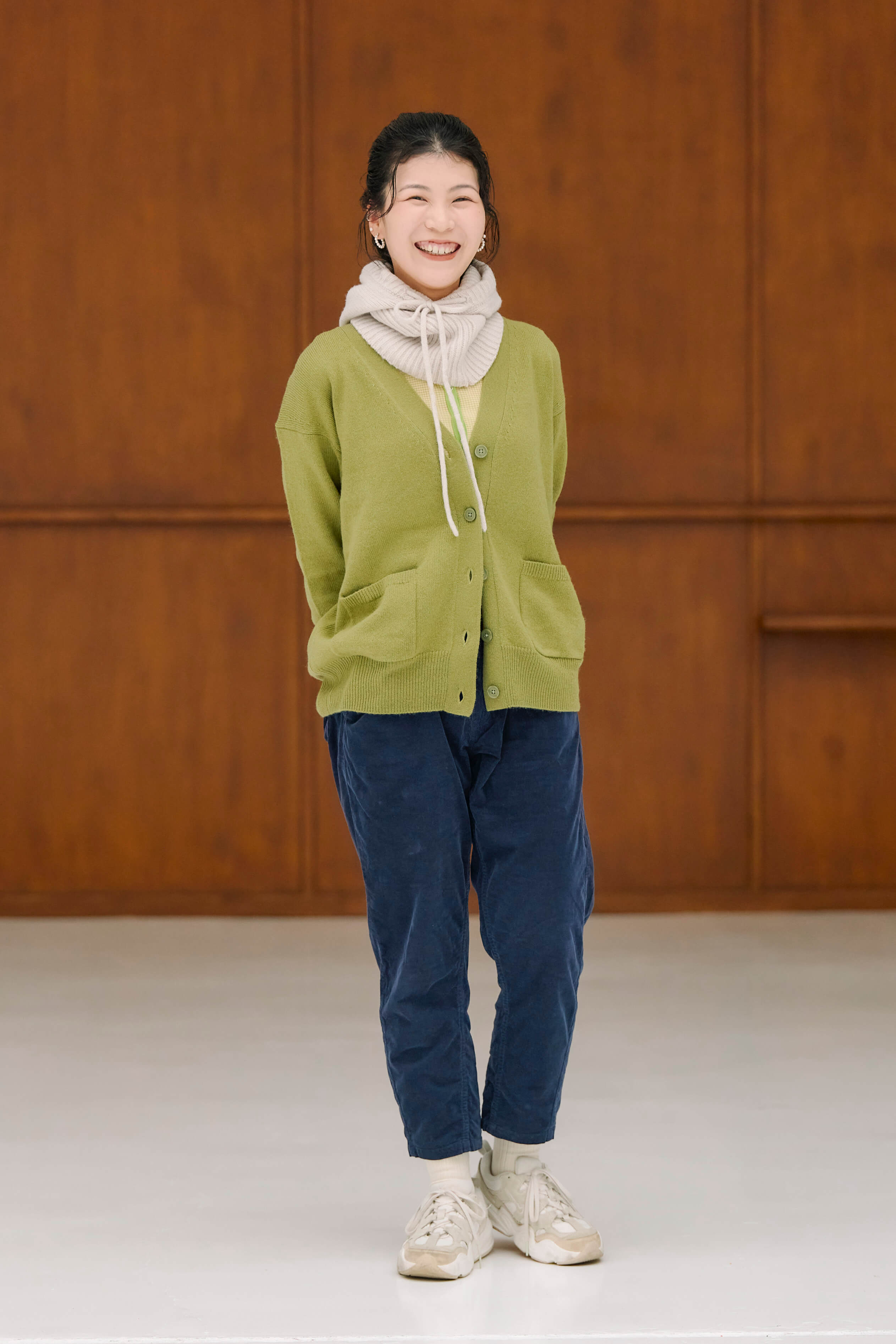 スタッフのリアルな着こなし ｜ 洗えるウール Vネックカーディガン_HKlsr7