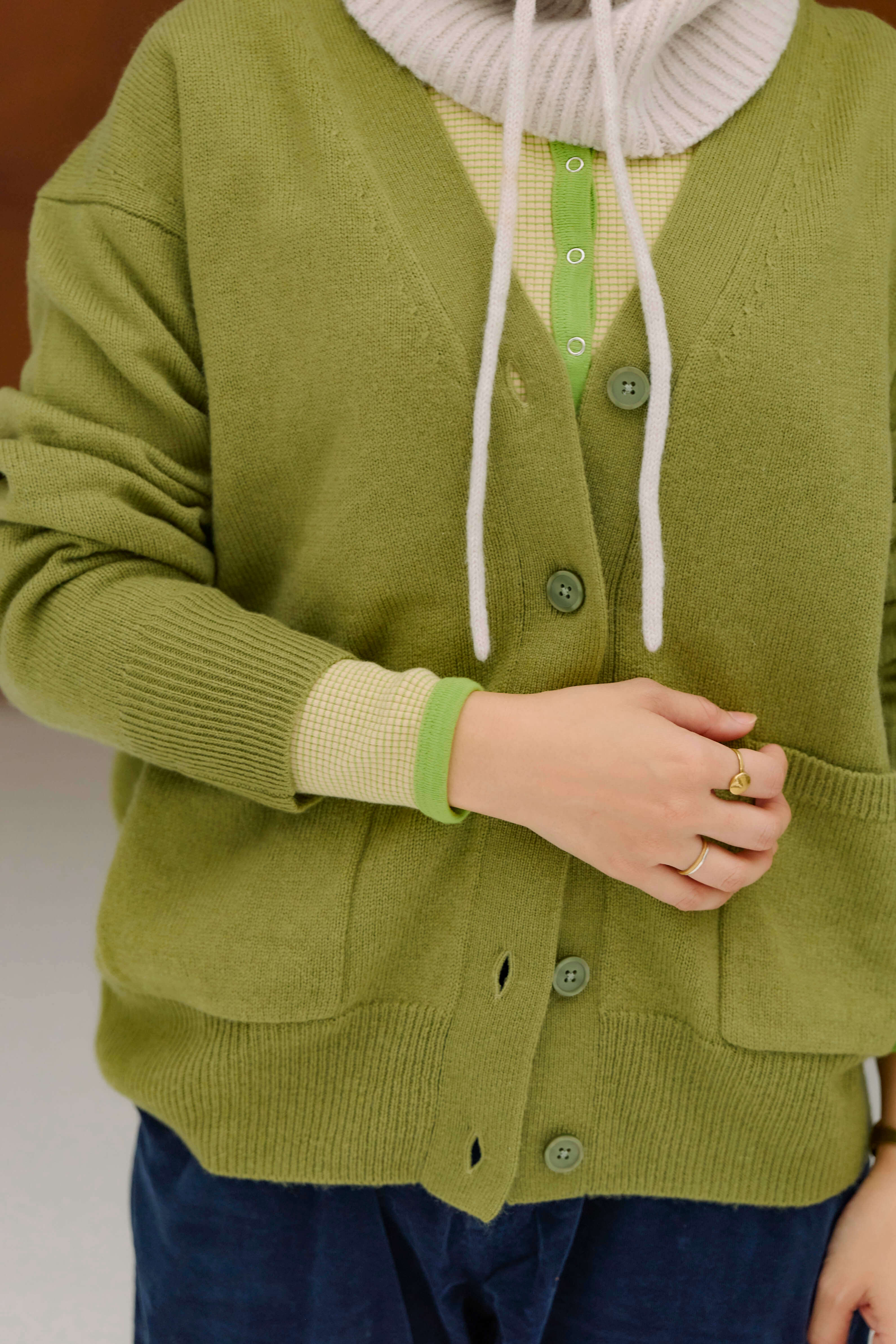 スタッフのリアルな着こなし ｜ 洗えるウール Vネックカーディガン_b7fWU1