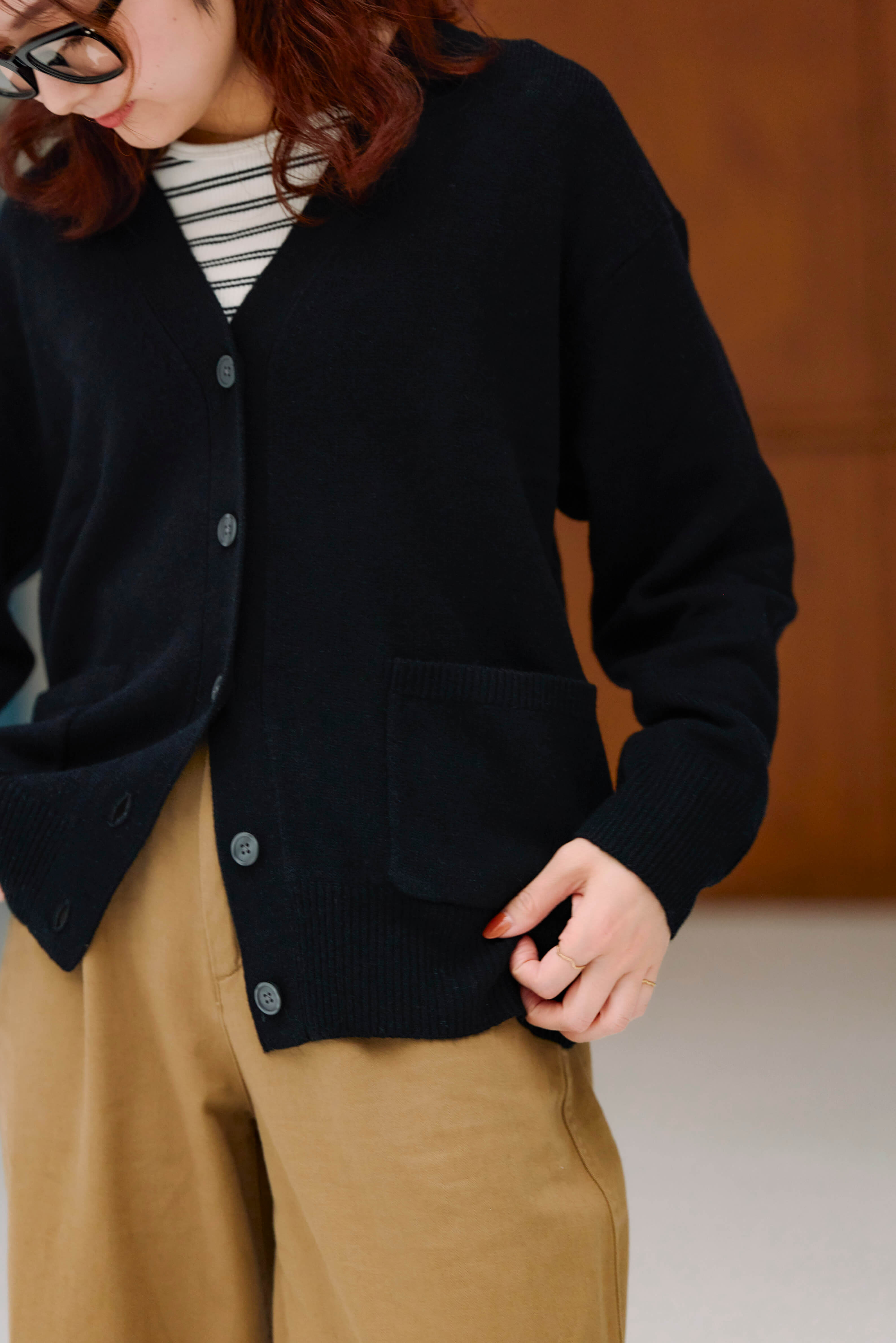 スタッフのリアルな着こなし ｜ 洗えるウール Vネックカーディガン_Rgl8eK
