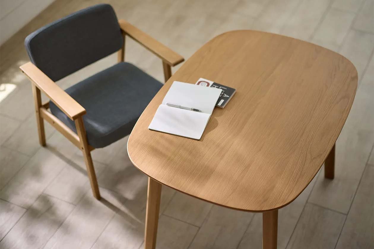 さが変えられる木製テーブル と、木製アームチェア を発売