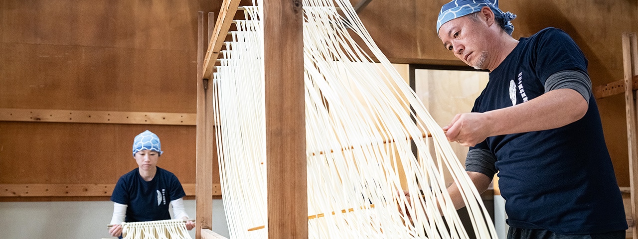 記事内画像：001 職人が伝統の手延べ半生戻し製法で生み出す”口福”麺【間杉手延製麵所】