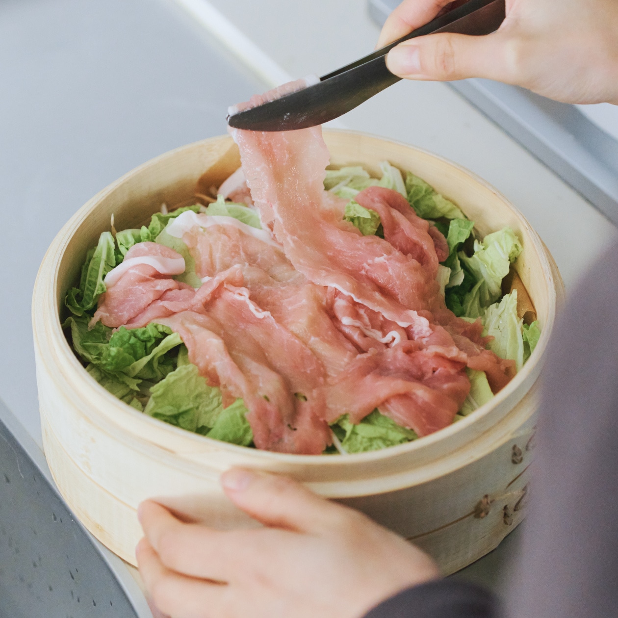 豚肉と白菜を蒸篭に盛りつけたところ