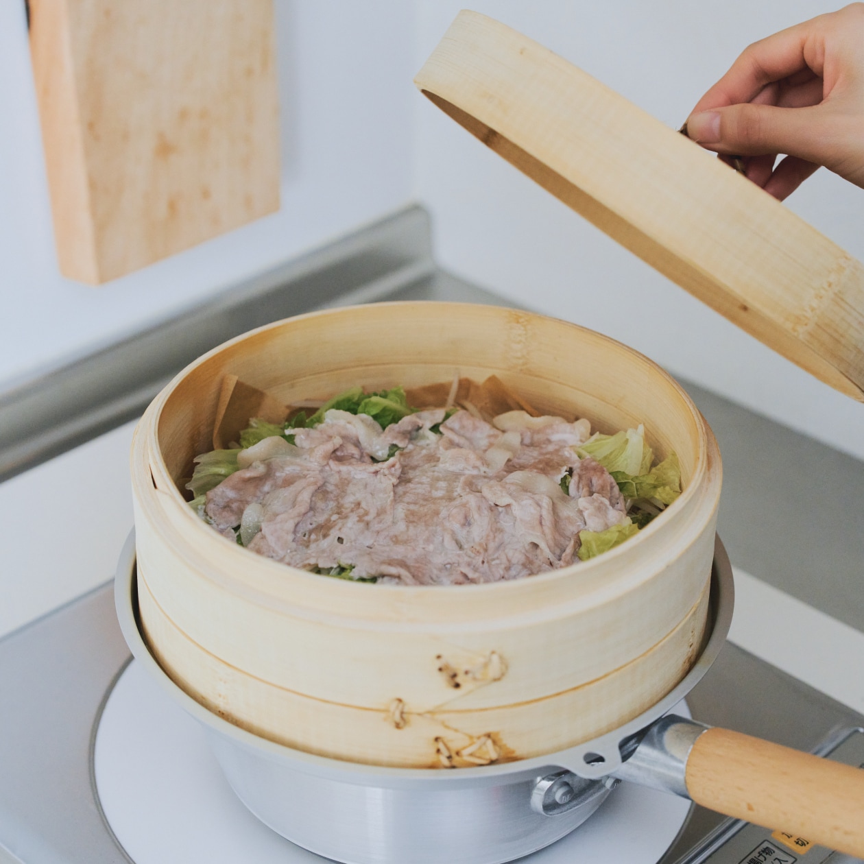 蒸篭で蒸しあがった豚肉と白菜