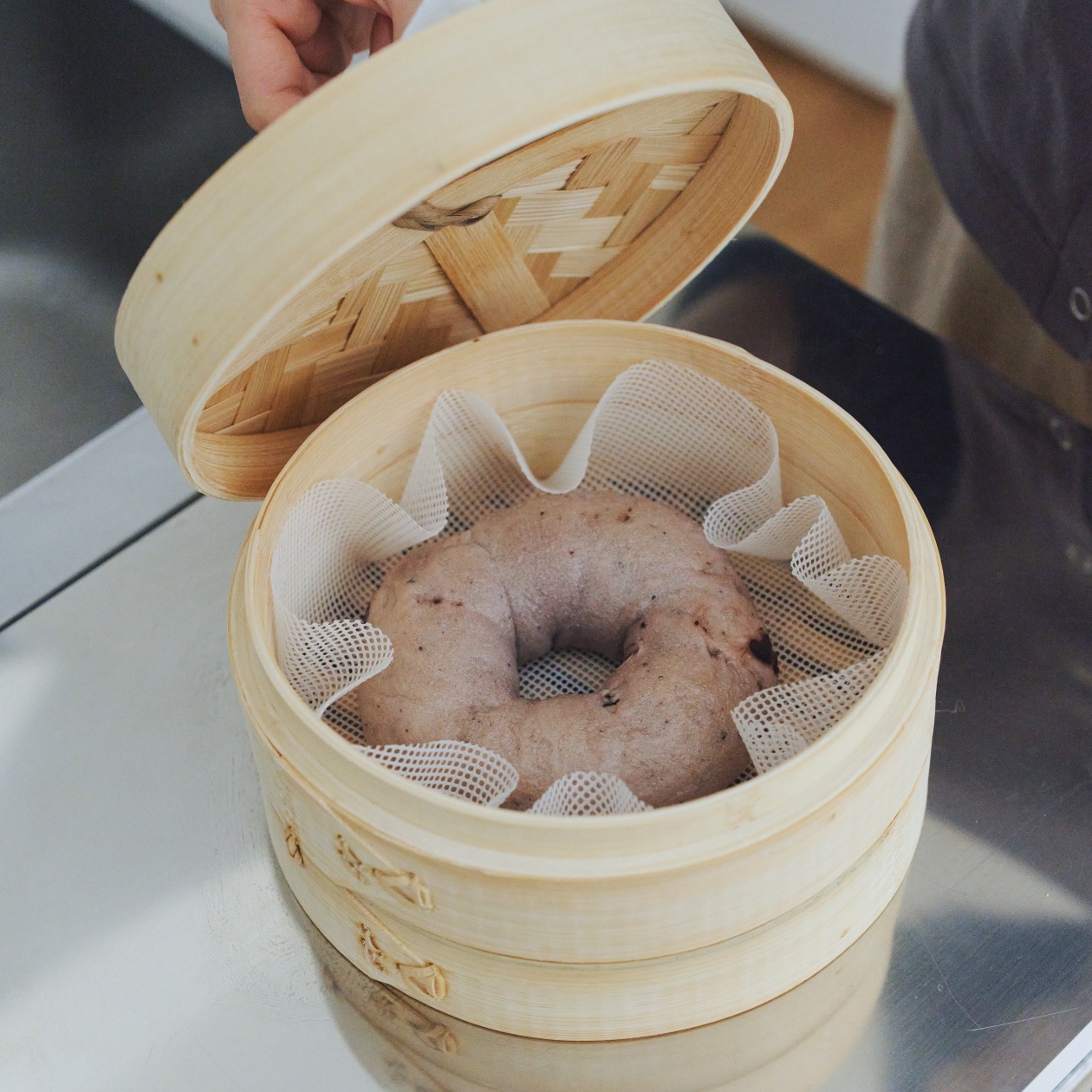 蒸篭の中に入れたベーグル