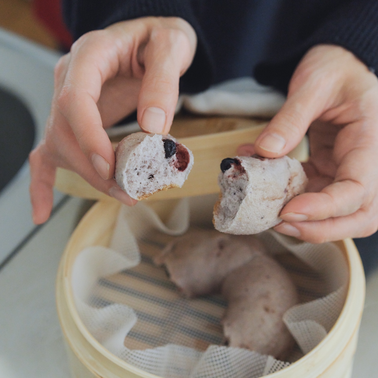 蒸篭で蒸しあがったベーグル