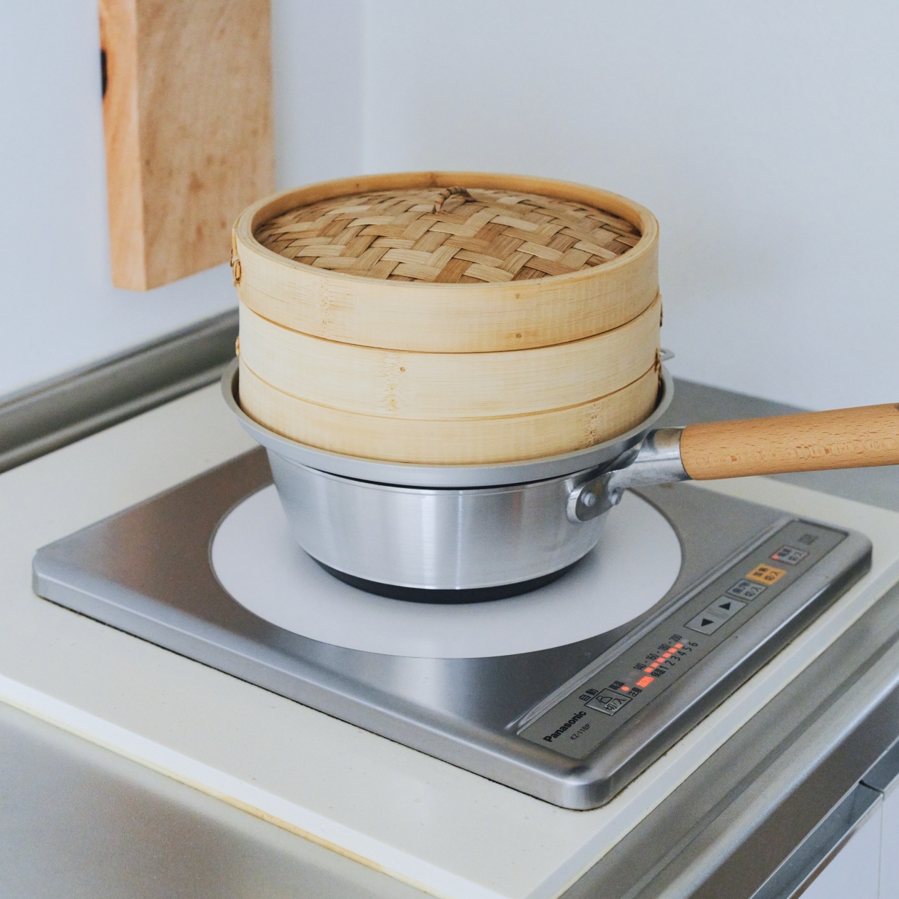 深型フライパンの上に乗せた蒸篭