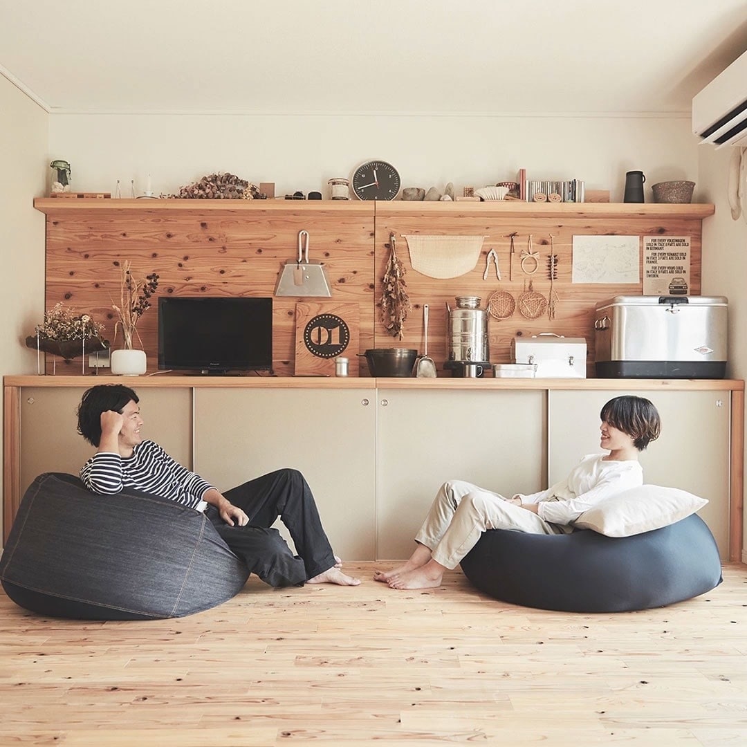 体にフィットするソファにそれぞれ座り、向かい合って座る男性と女性