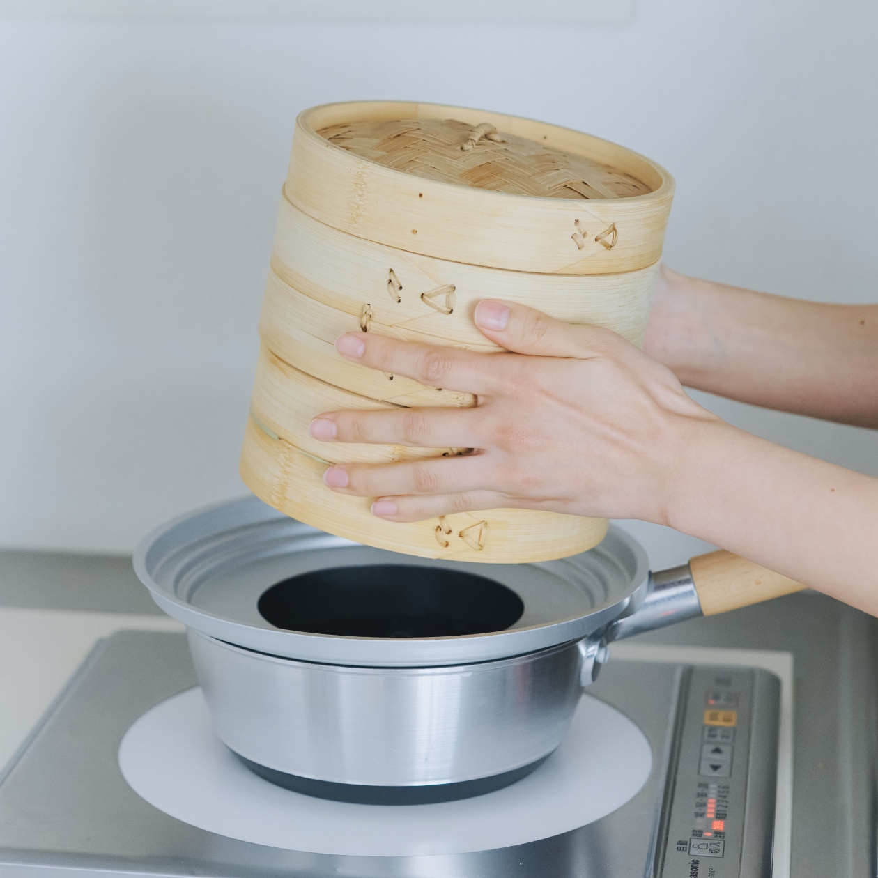 重ねた蒸篭をあたためようとしているところ