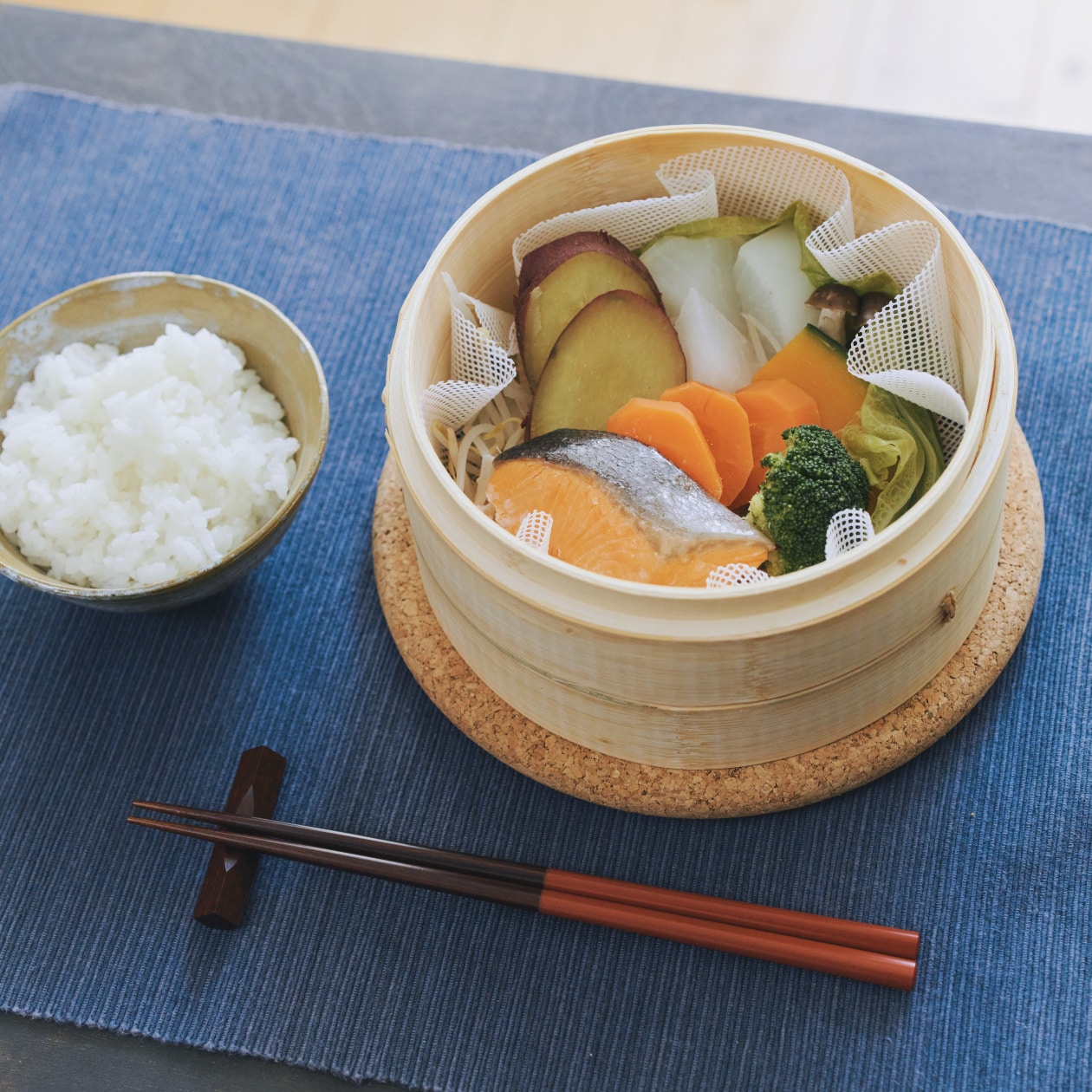 鮭の切り身と野菜を蒸篭に盛りつけたところ