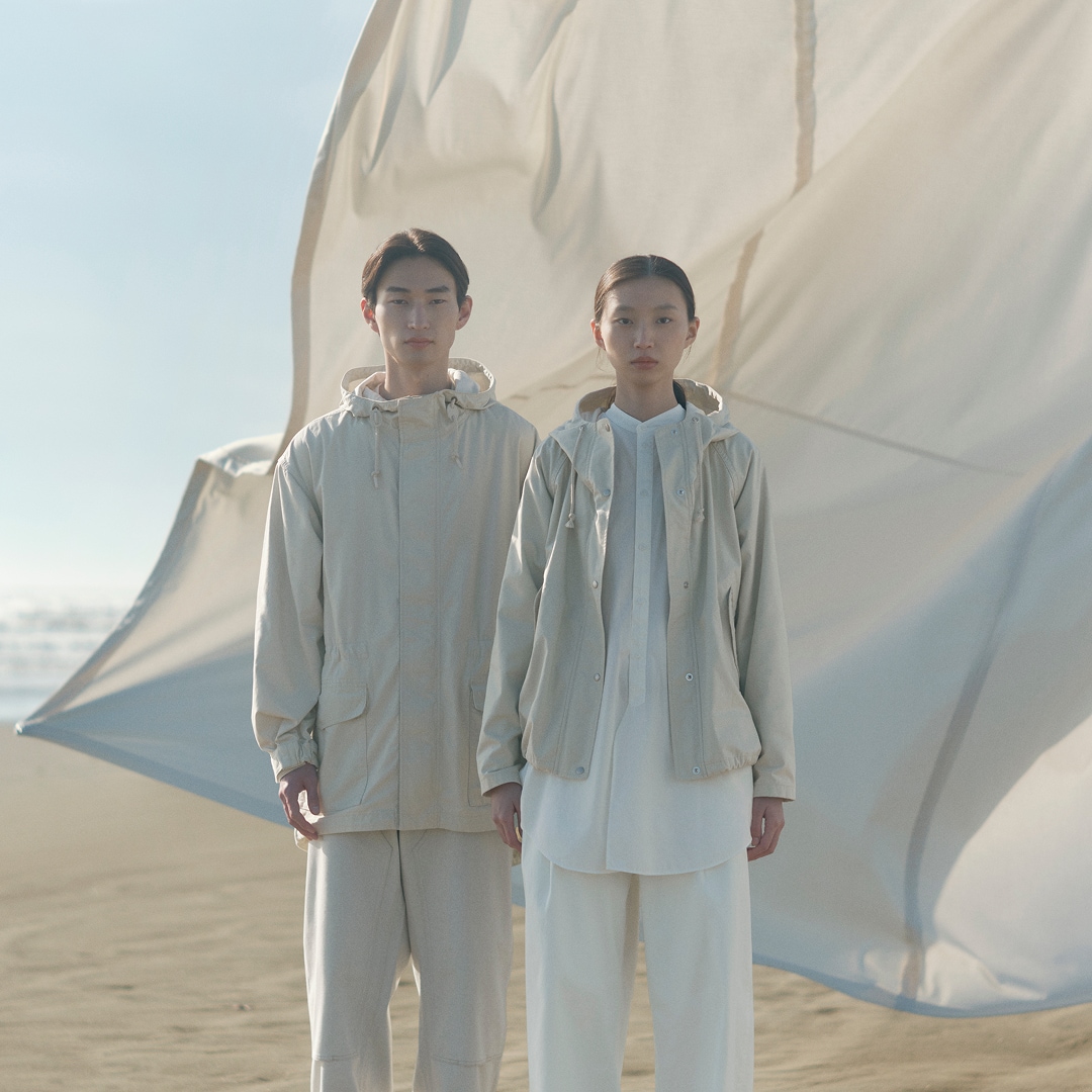 ムジラボの洋服を着用した男女