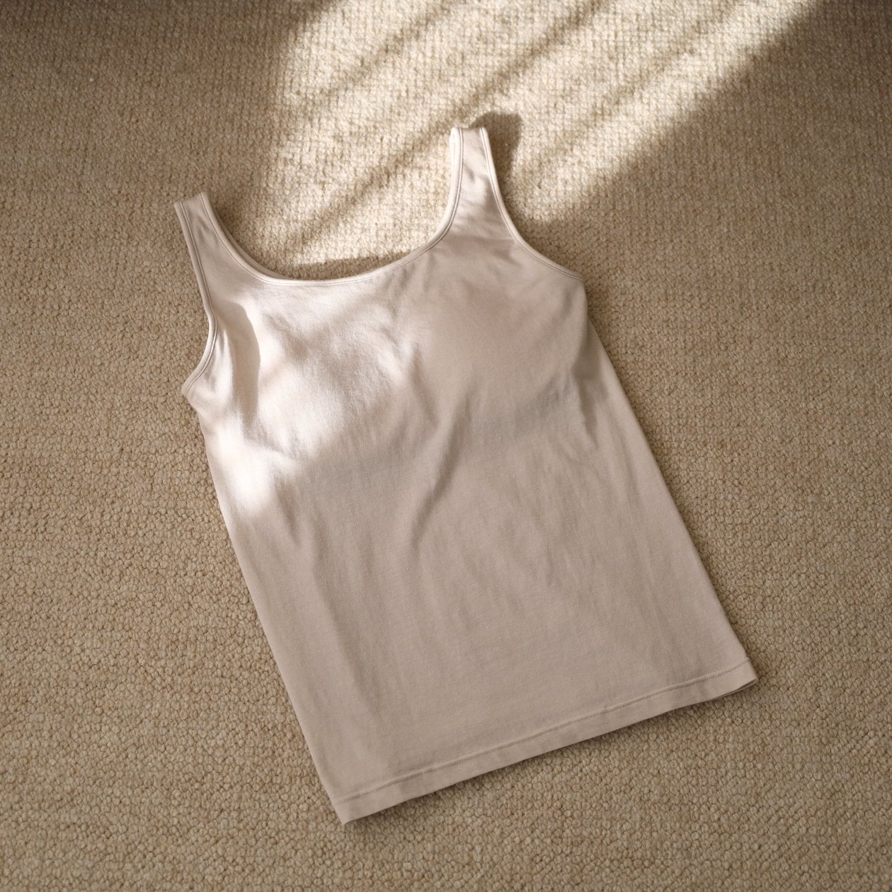 胸のボリュームをおさえるブラタンクトップ