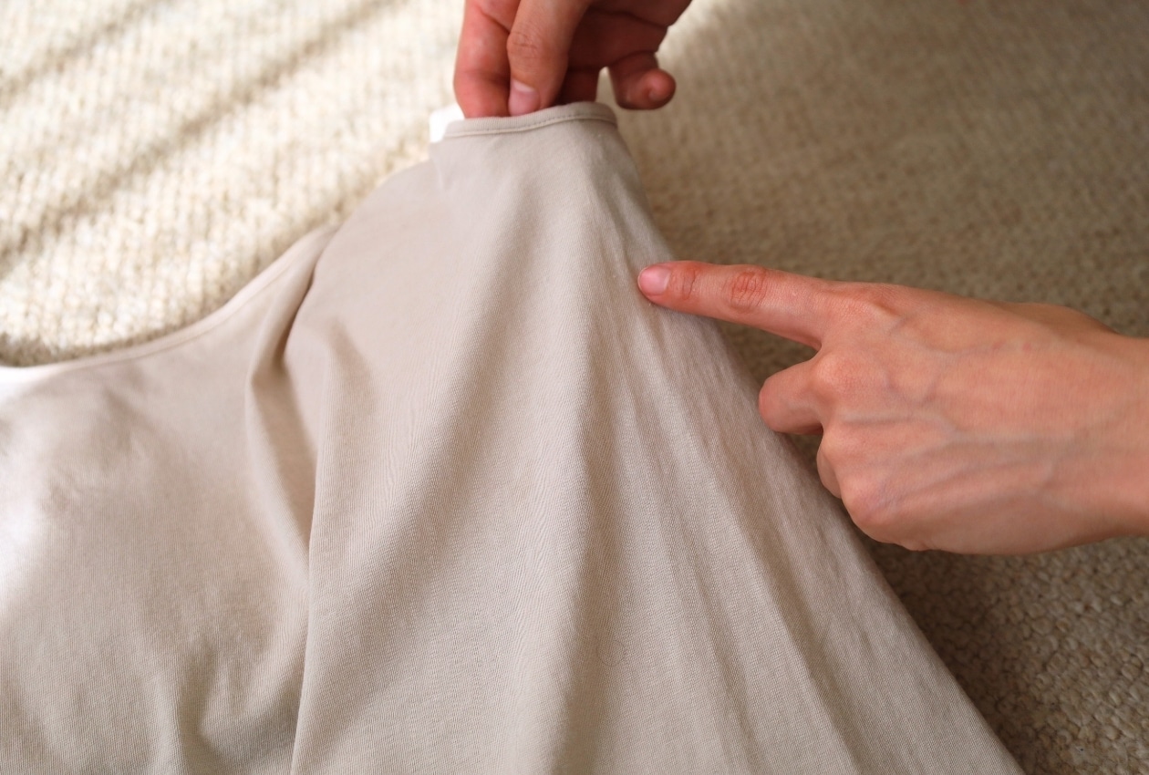 胸のボリュームをおさえるブラタンクトップ