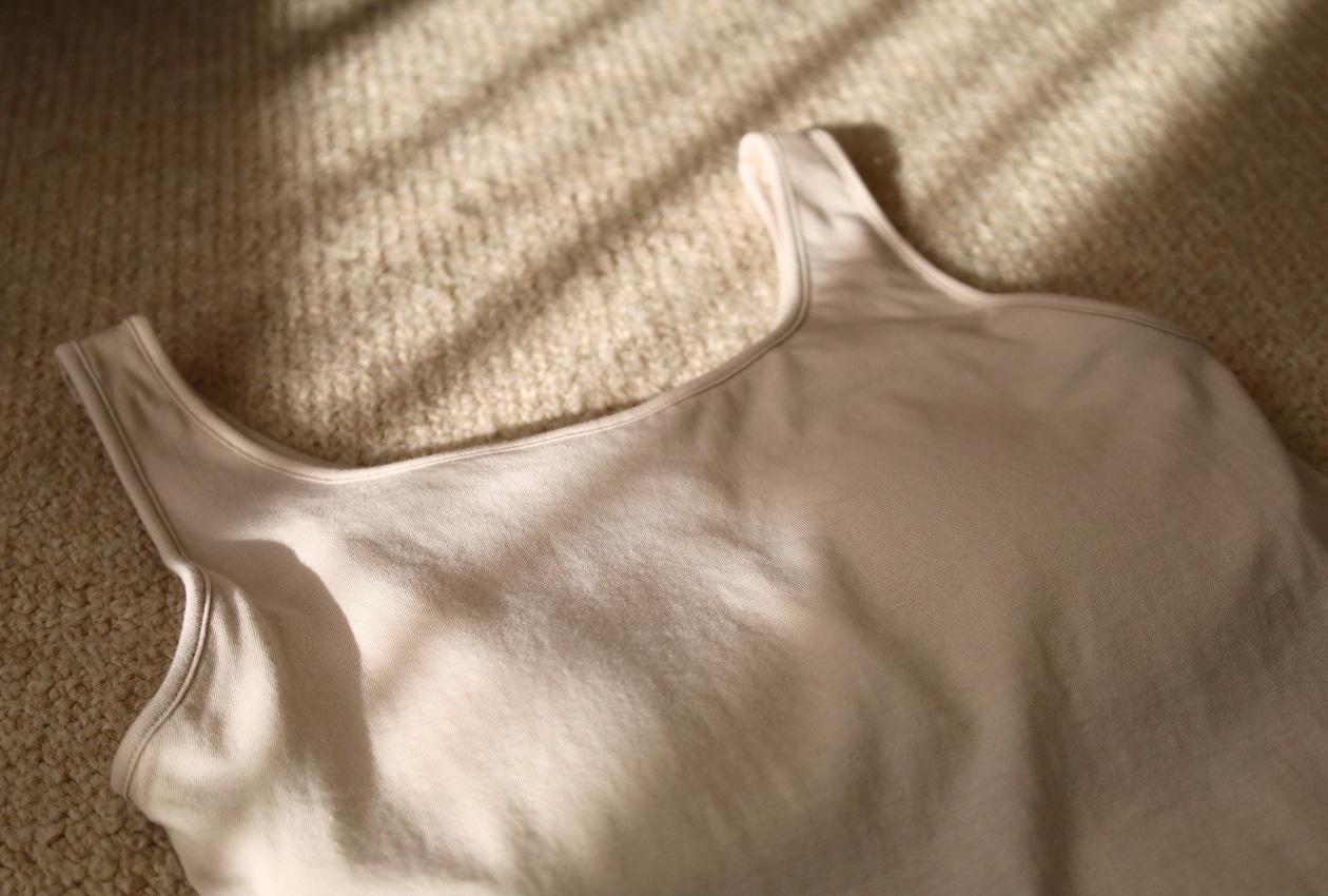 胸のボリュームをおさえるブラタンクトップ