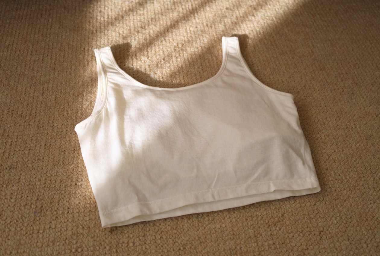 胸のボリュームをおさえるブラタンクトップ