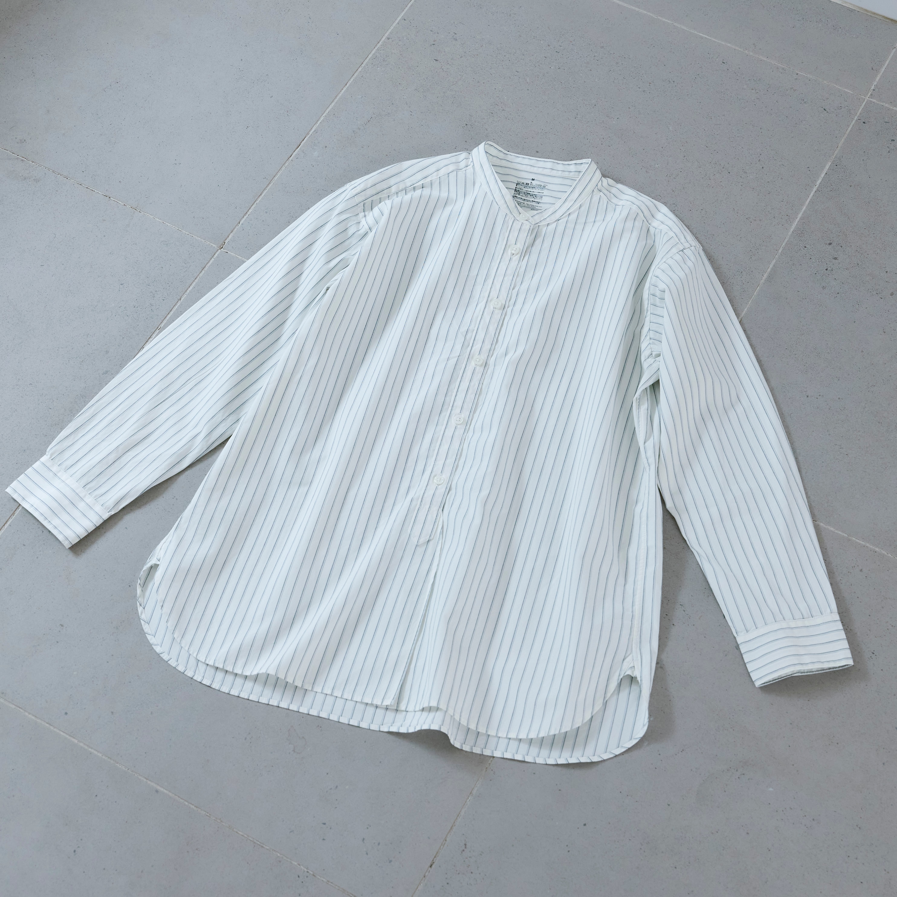 一枚でもさまになる、スタンドカラーシャツ｜ スタッフのリアルな着こなし_FC1EHN