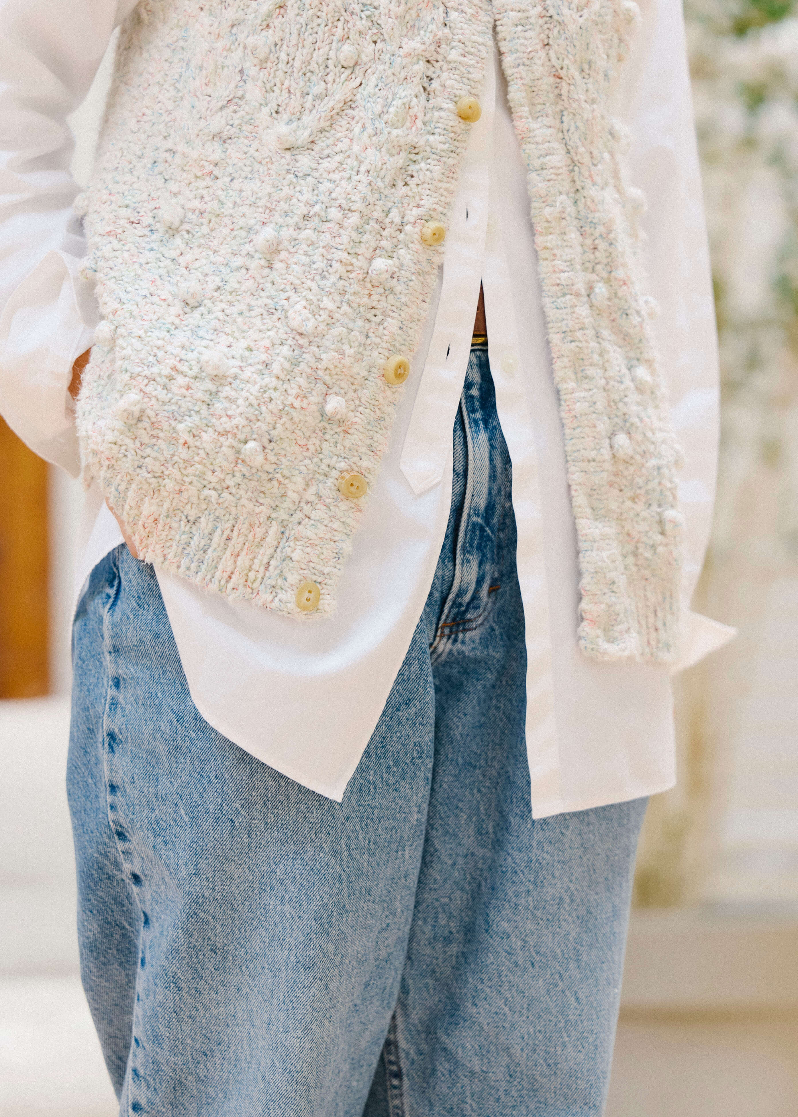 一枚でもさまになる、スタンドカラーシャツ｜ スタッフのリアルな着こなし_yoEE8Y