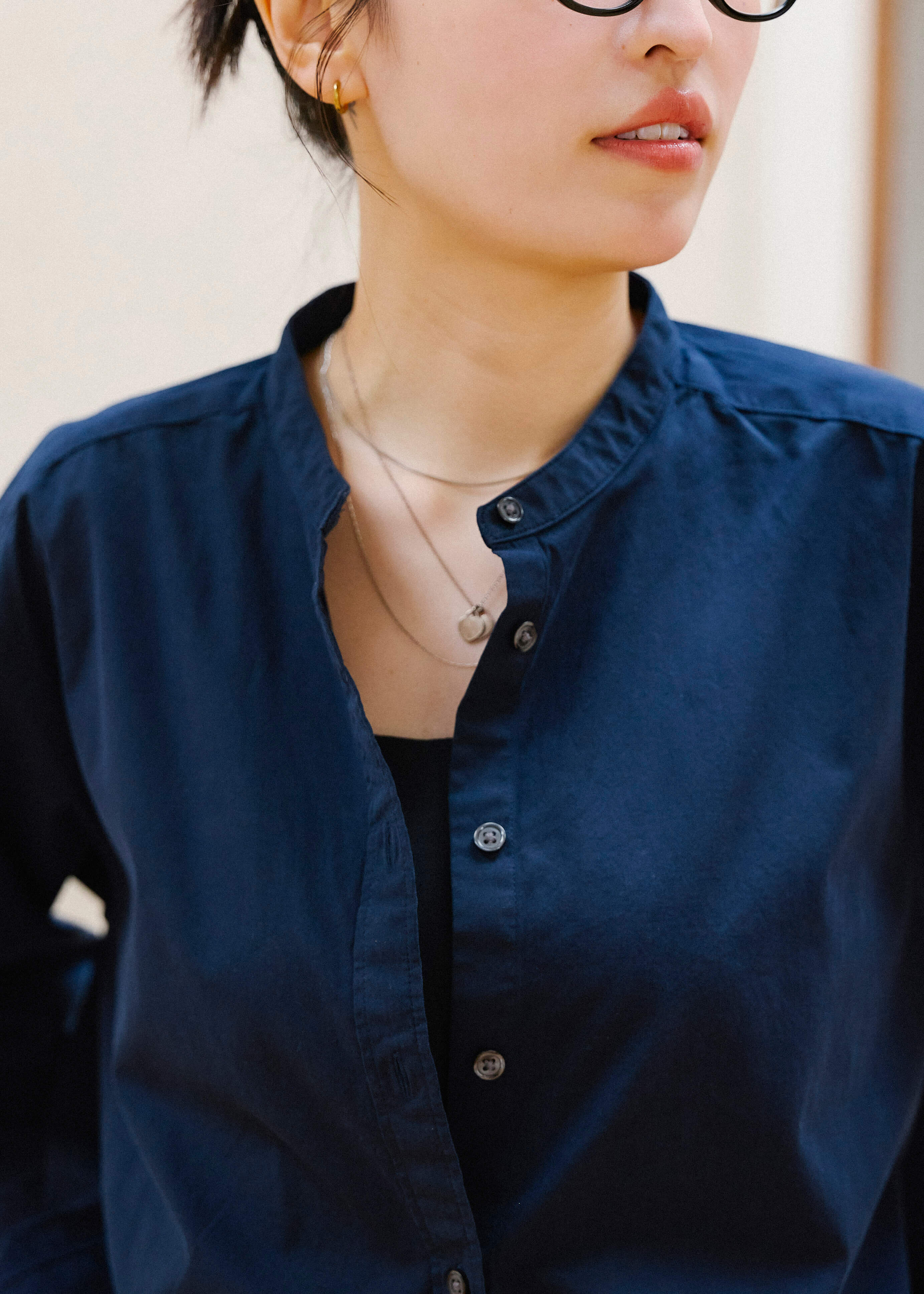 一枚でもさまになる、スタンドカラーシャツ｜ スタッフのリアルな着こなし_1q4khe