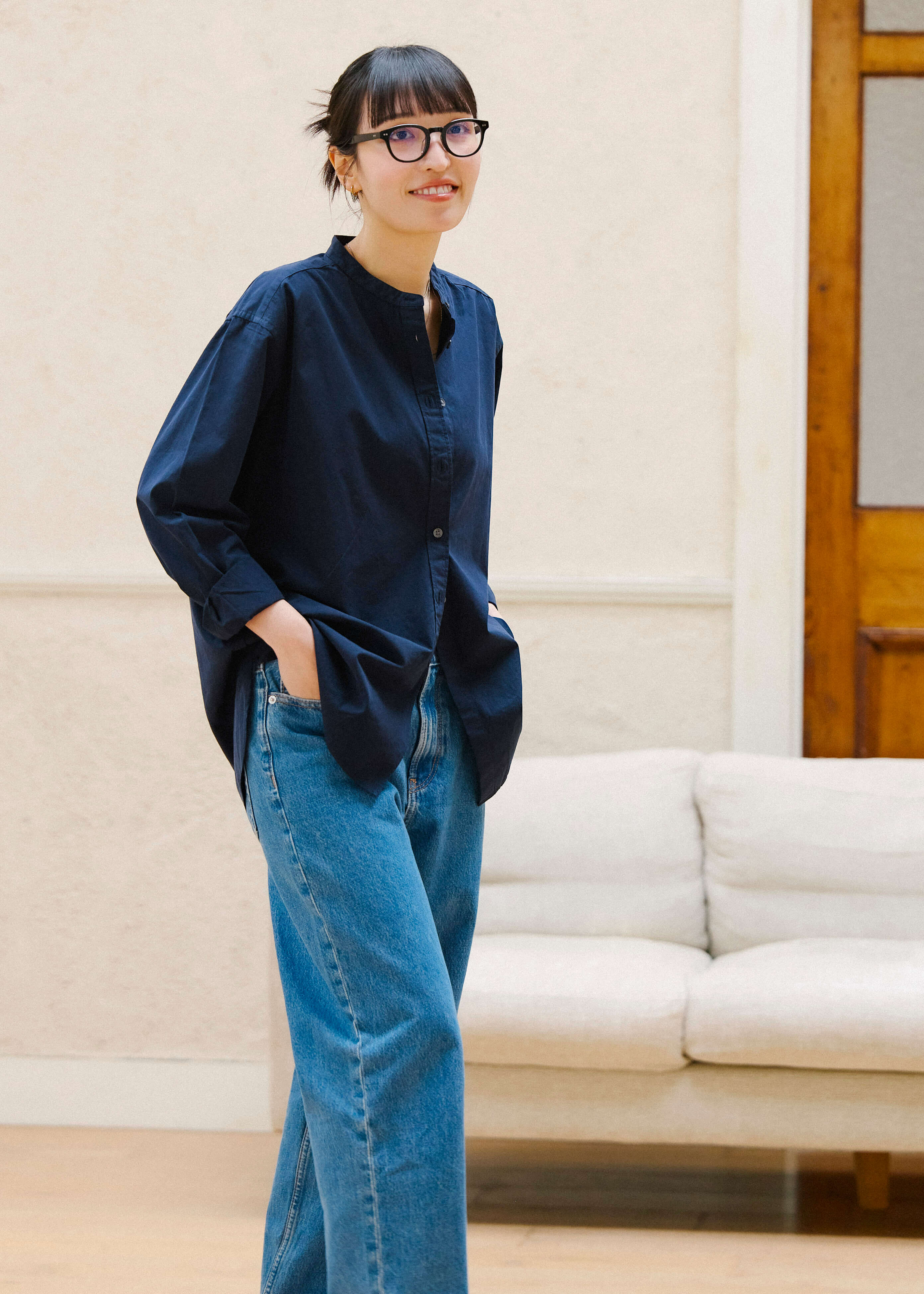 一枚でもさまになる、スタンドカラーシャツ｜ スタッフのリアルな着こなし_kI7sv6