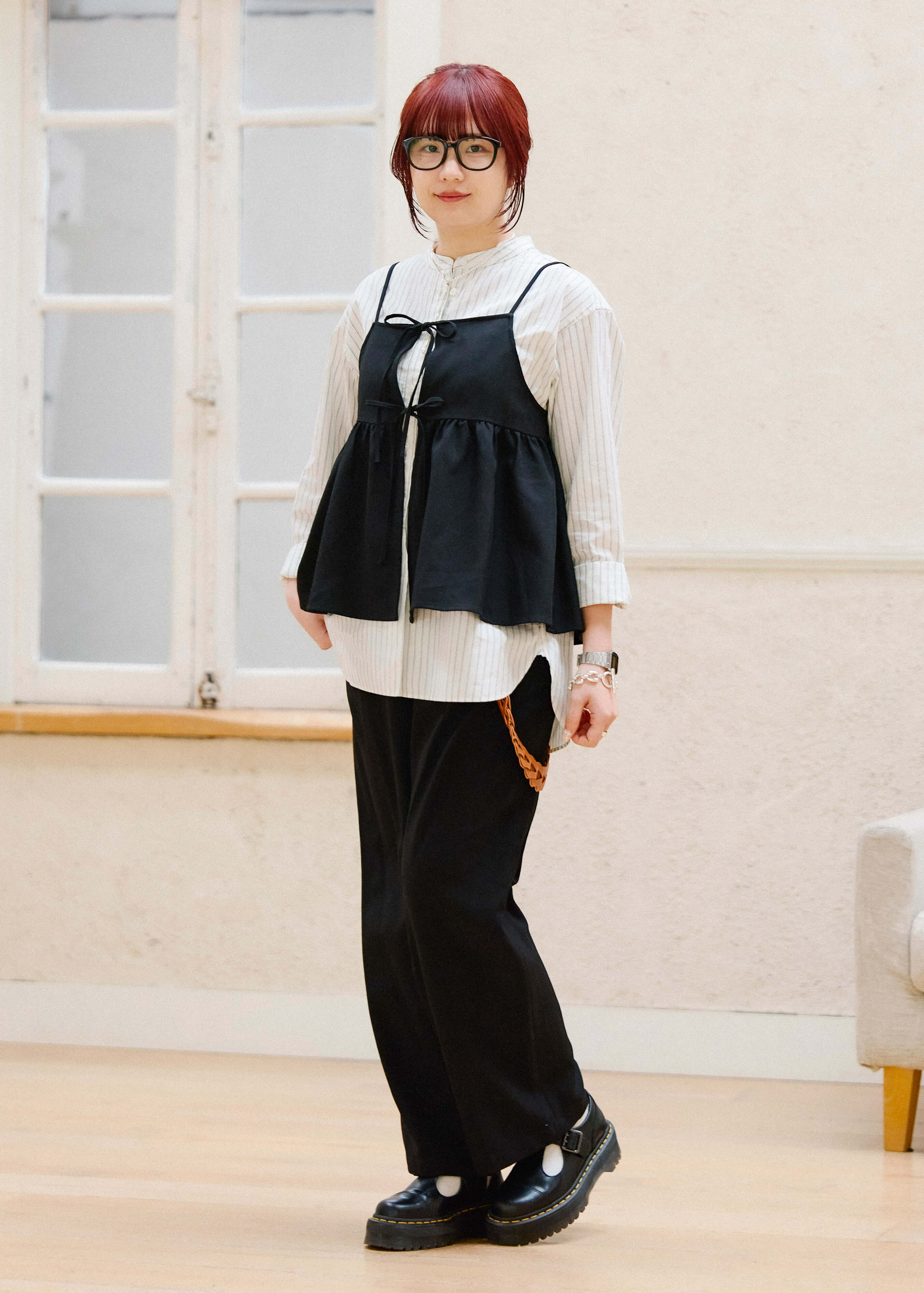 一枚でもさまになる、スタンドカラーシャツ｜ スタッフのリアルな着こなし_tpE573