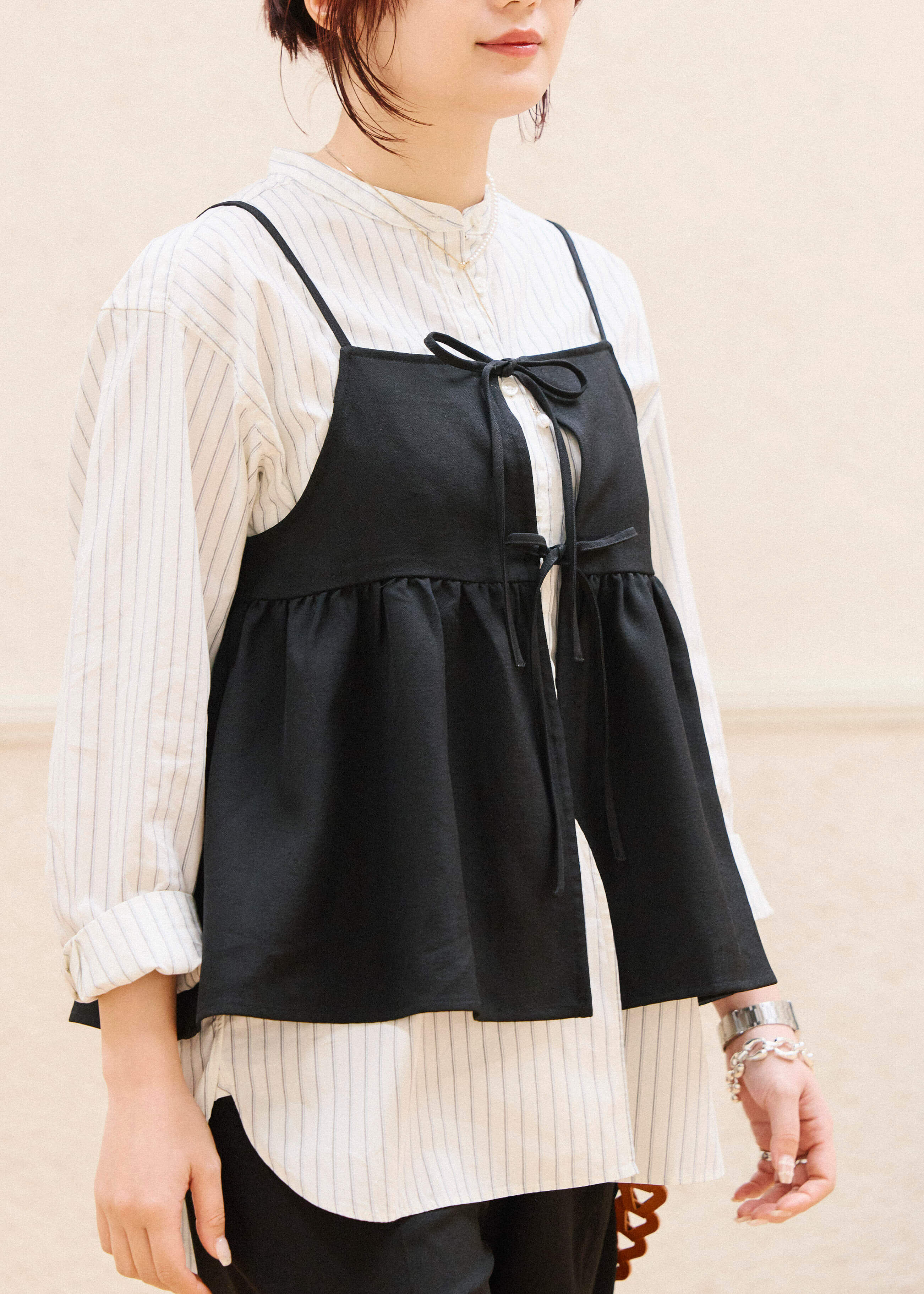 一枚でもさまになる、スタンドカラーシャツ｜ スタッフのリアルな着こなし_5yicqk