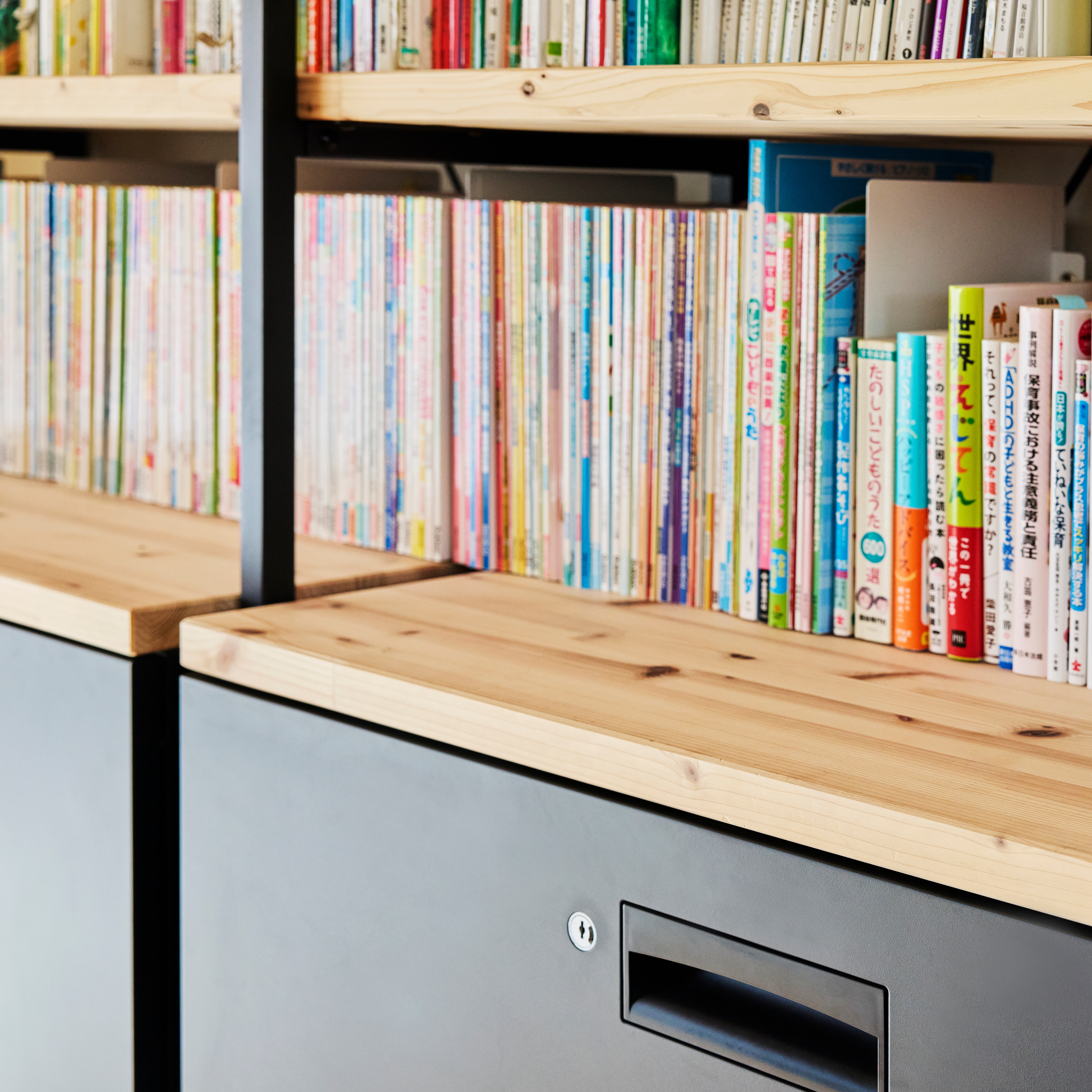 日本の木でできたシェルフ 4段 基本 棚幅1340mm – 法人向け空間商材