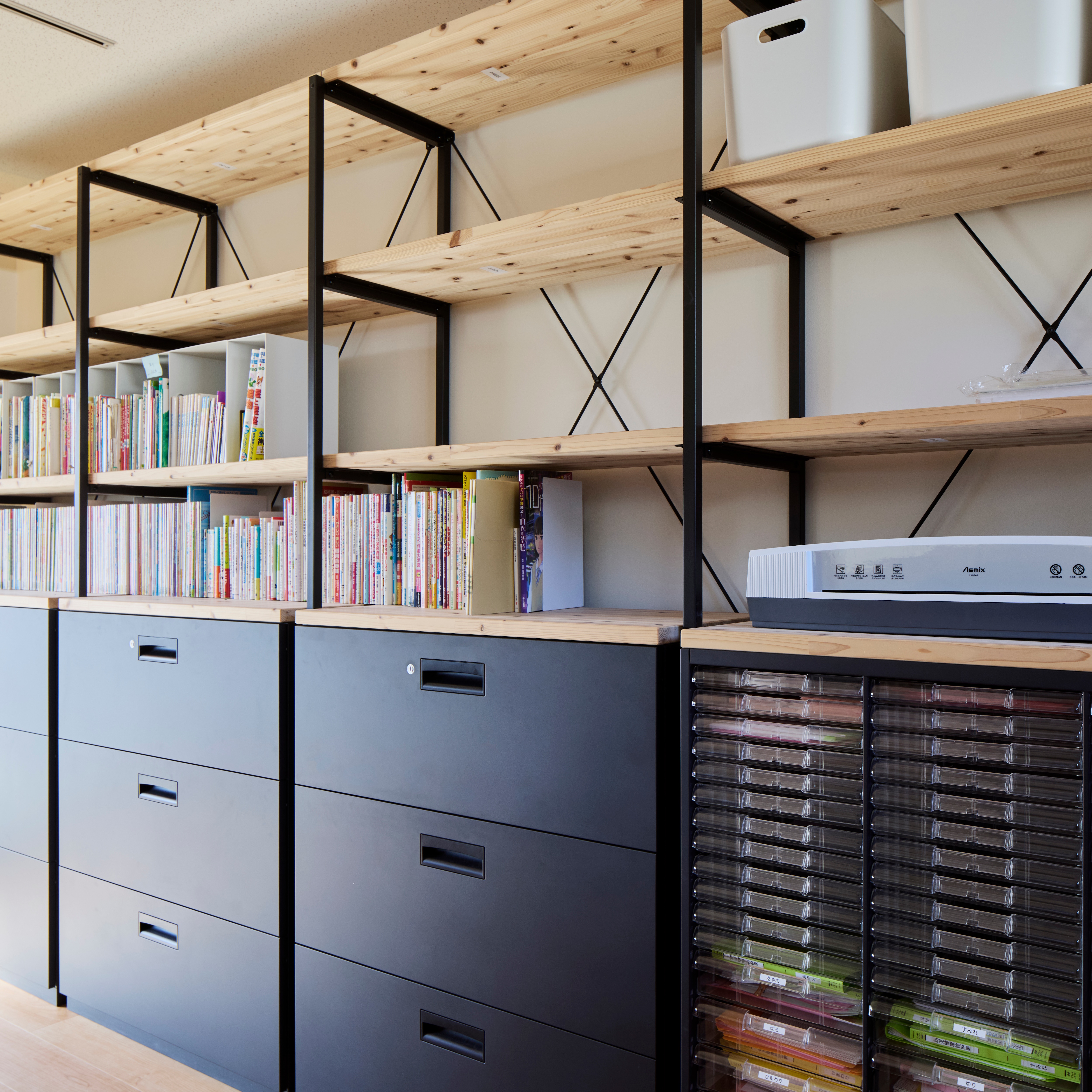 日本の木でできたシェルフ 4段 基本 棚幅1340mm – 法人向け空間商材