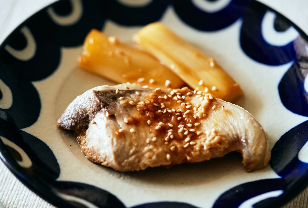 つけ込むだけでふっくら。平日を助ける「ブリの醤油麹漬け」｜長谷川あかりさんの「はじめての食材、はじめてのレシピ」_OVY8Zx