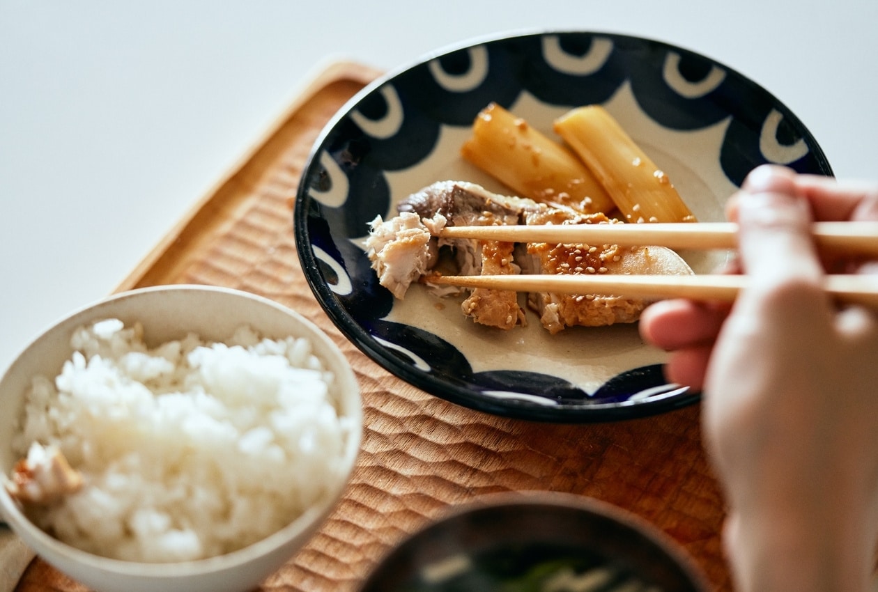 つけ込むだけでふっくら。平日を助ける「ブリの醤油麹漬け」｜長谷川あかりさんの「はじめての食材、はじめてのレシピ」_hXDm34