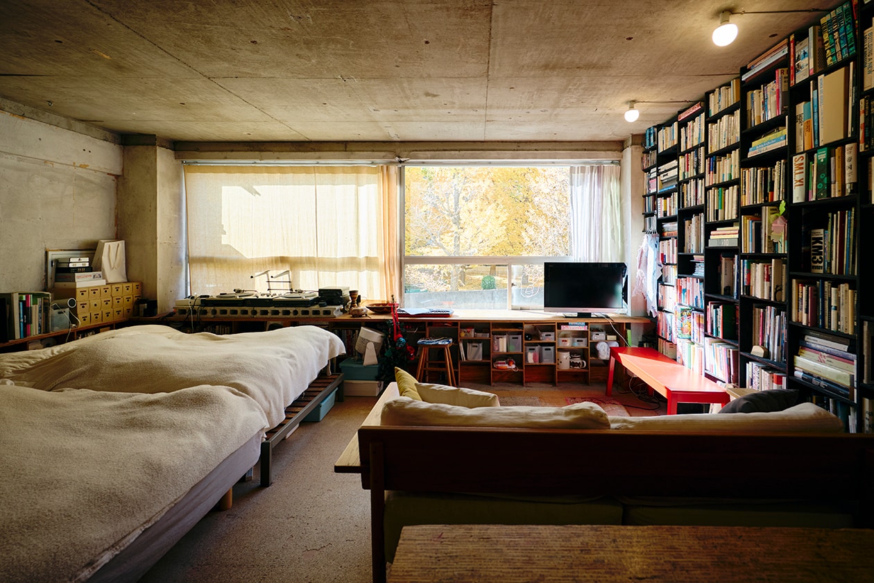 おおらかに、時を重ねてきた部屋 | ポリプロピレンメイクボックス、脚付マットレス ほか_JJTI2k