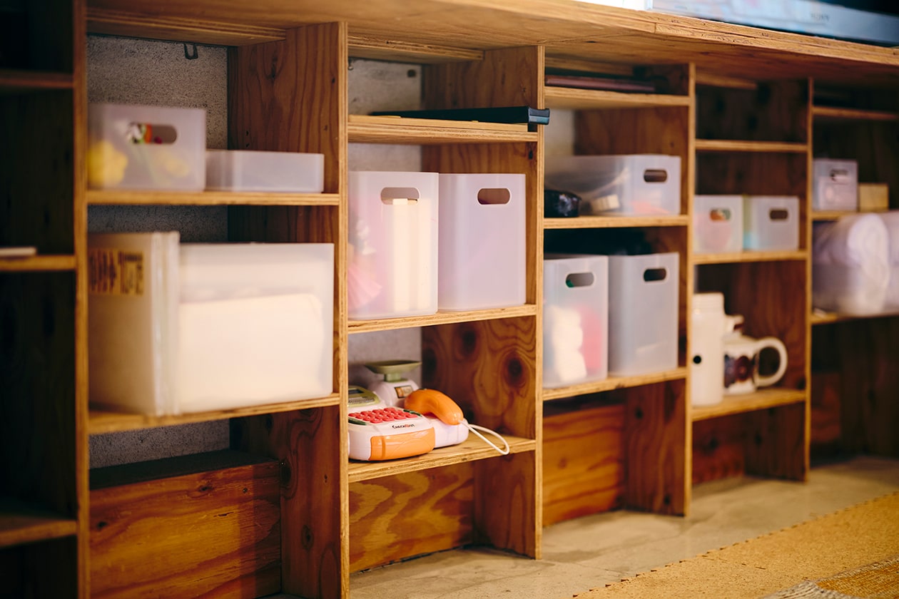 おおらかに、時を重ねてきた部屋 | ポリプロピレンメイクボックス、脚付マットレス ほか_B8Pyzv