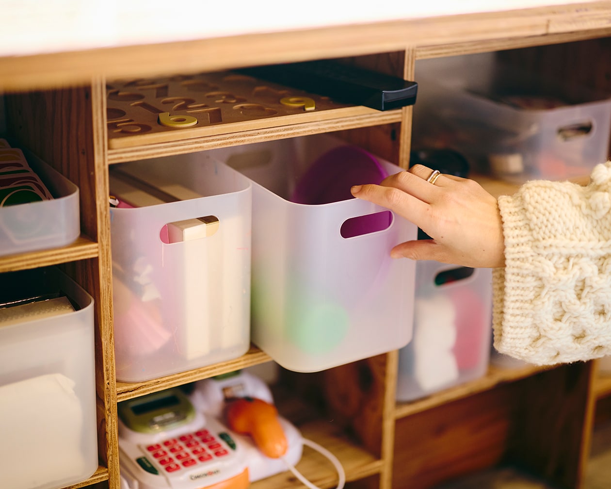 おおらかに、時を重ねてきた部屋 | ポリプロピレンメイクボックス、脚付マットレス ほか_JKETe5