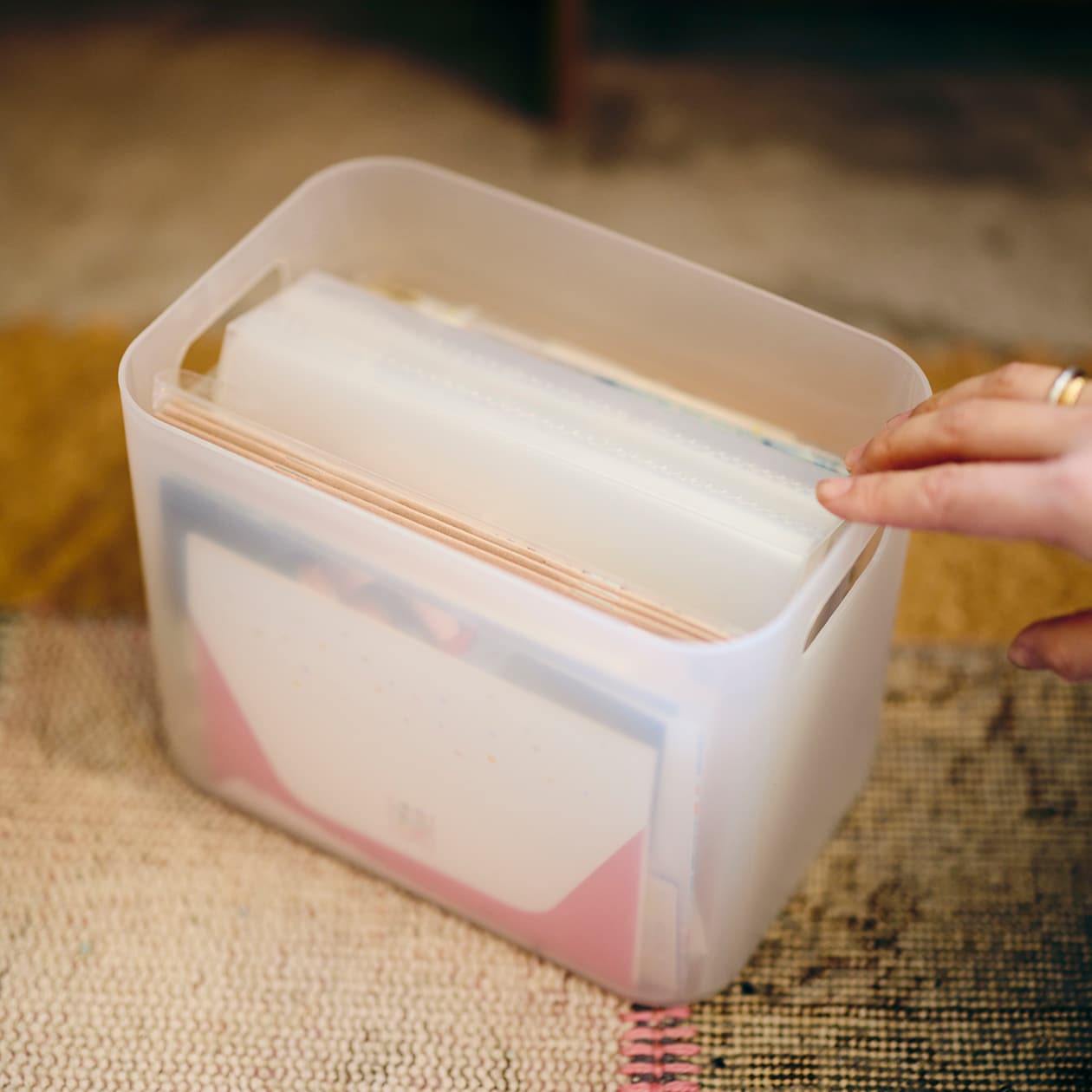 おおらかに、時を重ねてきた部屋 | ポリプロピレンメイクボックス、脚付マットレス ほか_g1sIz9