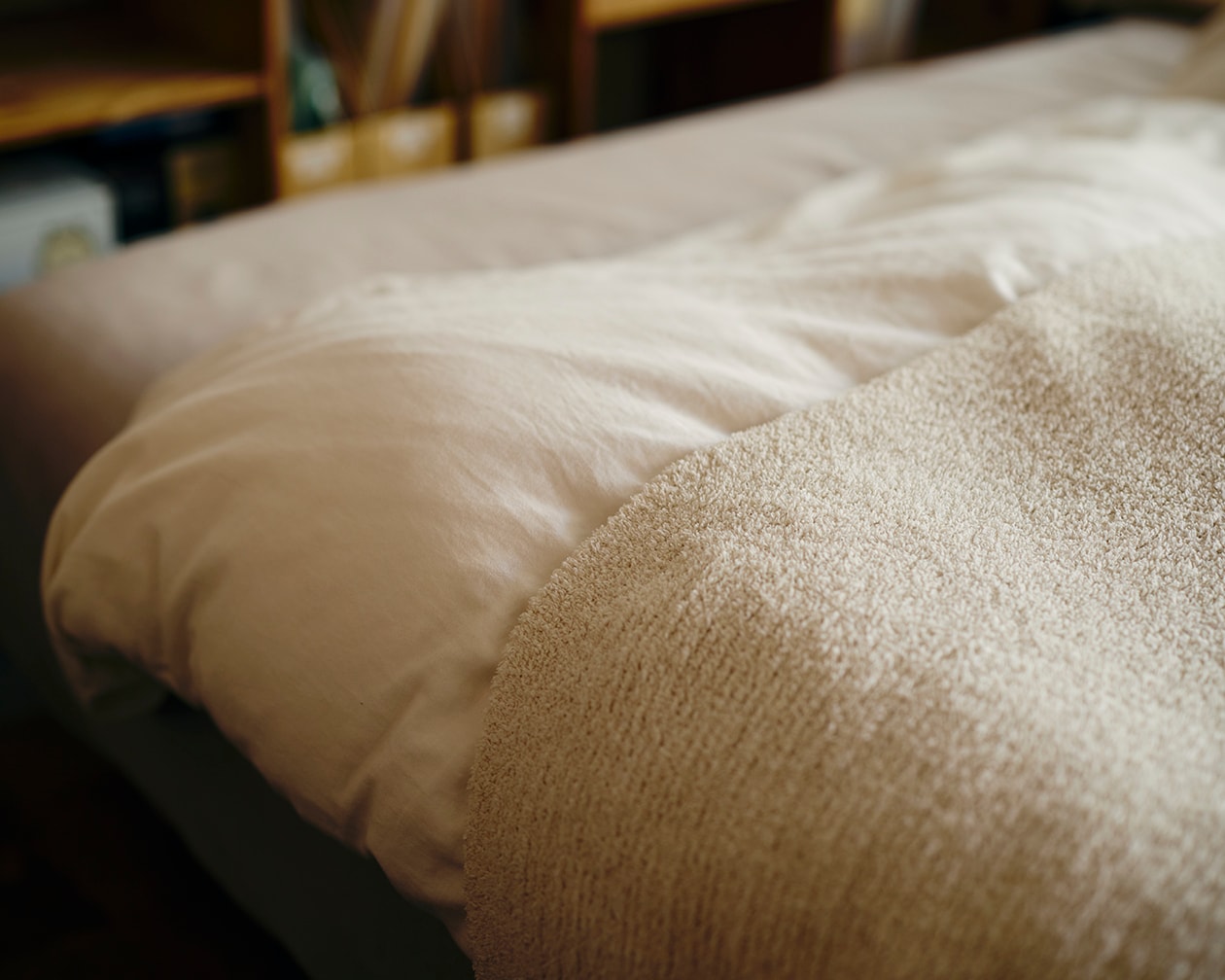 おおらかに、時を重ねてきた部屋 | ポリプロピレンメイクボックス、脚付マットレス ほか_33x51d