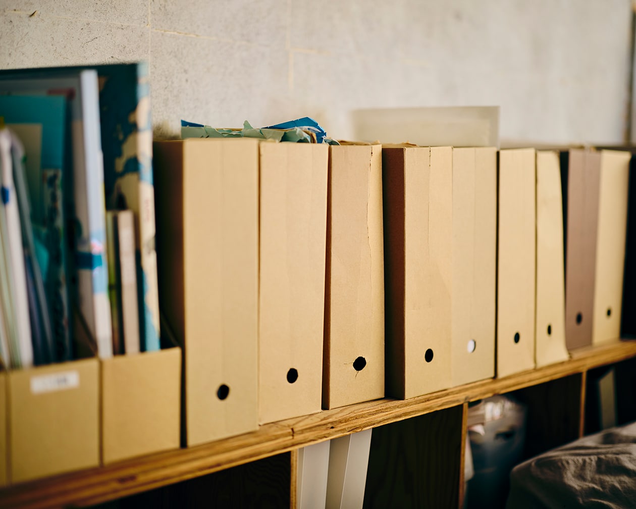 おおらかに、時を重ねてきた部屋 | ポリプロピレンメイクボックス、脚付マットレス ほか_QLv22F