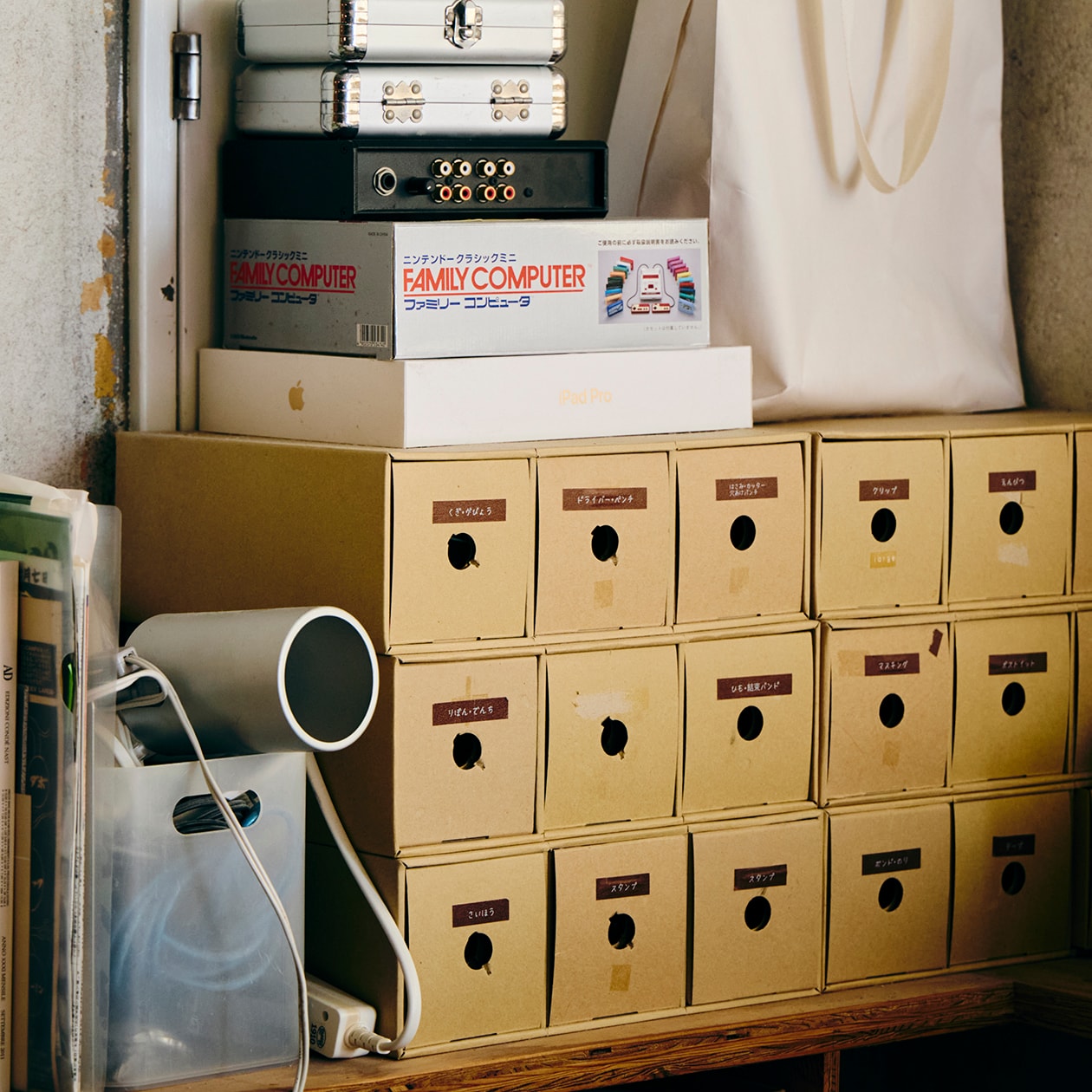 おおらかに、時を重ねてきた部屋 | ポリプロピレンメイクボックス、脚付マットレス ほか_h5vC14