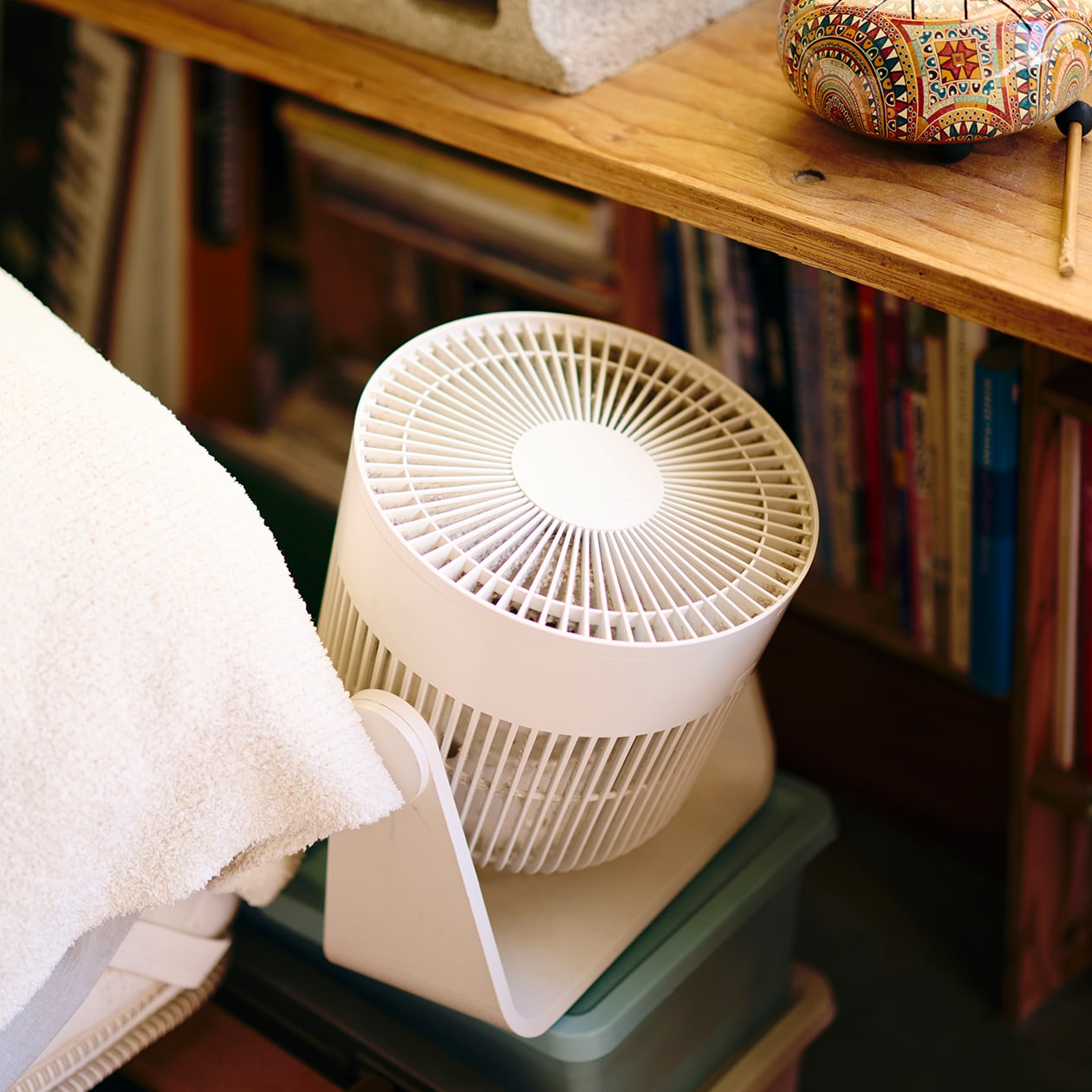 おおらかに、時を重ねてきた部屋 | ポリプロピレンメイクボックス、脚付マットレス ほか_kr5Udi