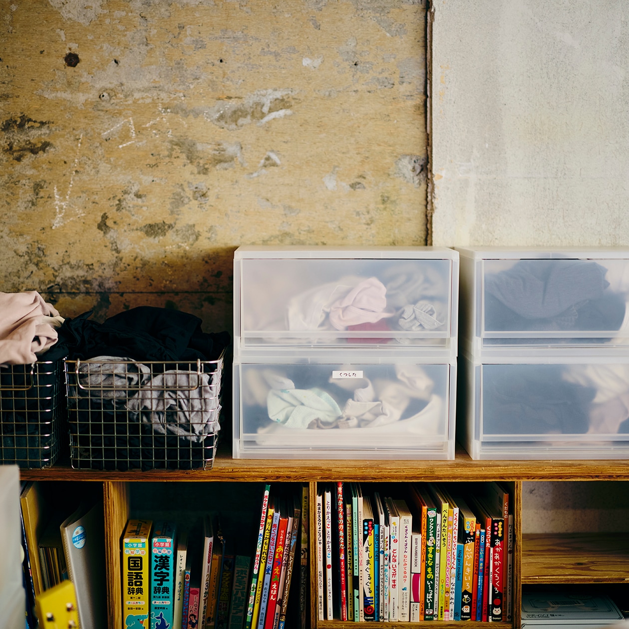 おおらかに、時を重ねてきた部屋 | ポリプロピレンメイクボックス、脚付マットレス ほか_GW3J5O