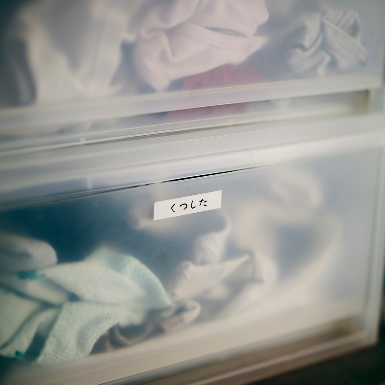 おおらかに、時を重ねてきた部屋 | ポリプロピレンメイクボックス、脚付マットレス ほか_Qz1CP0